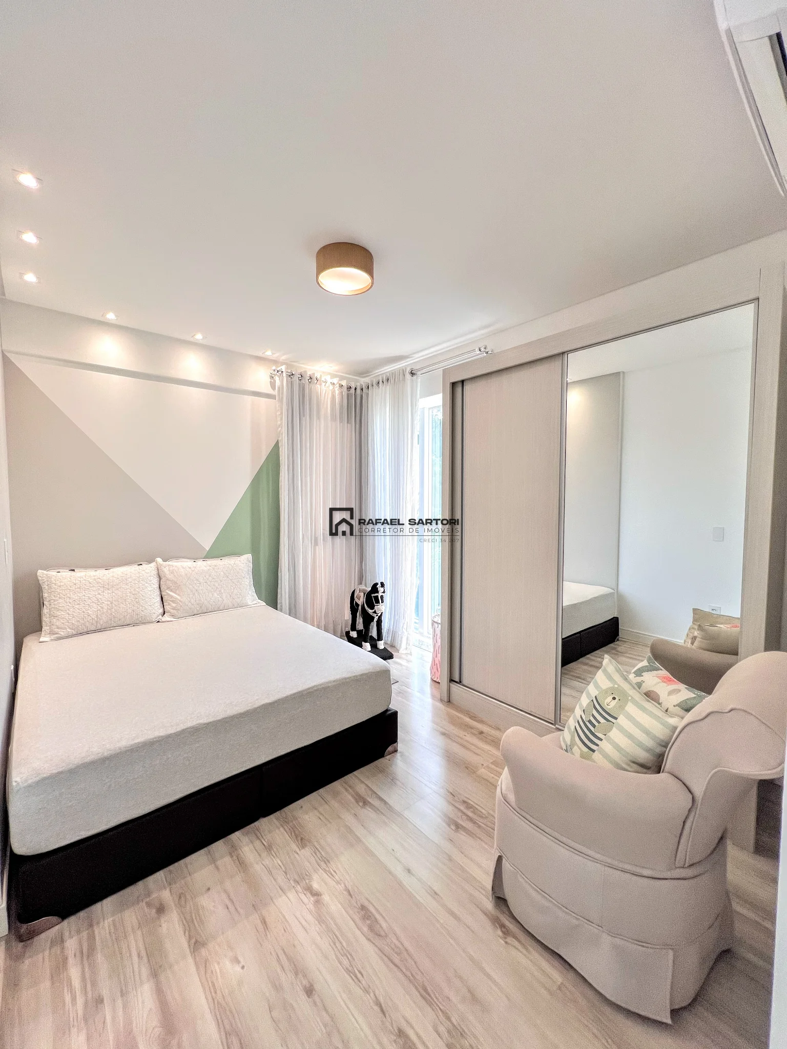 APARTAMENTO NO CENTRO COM 03 SUÍTES
