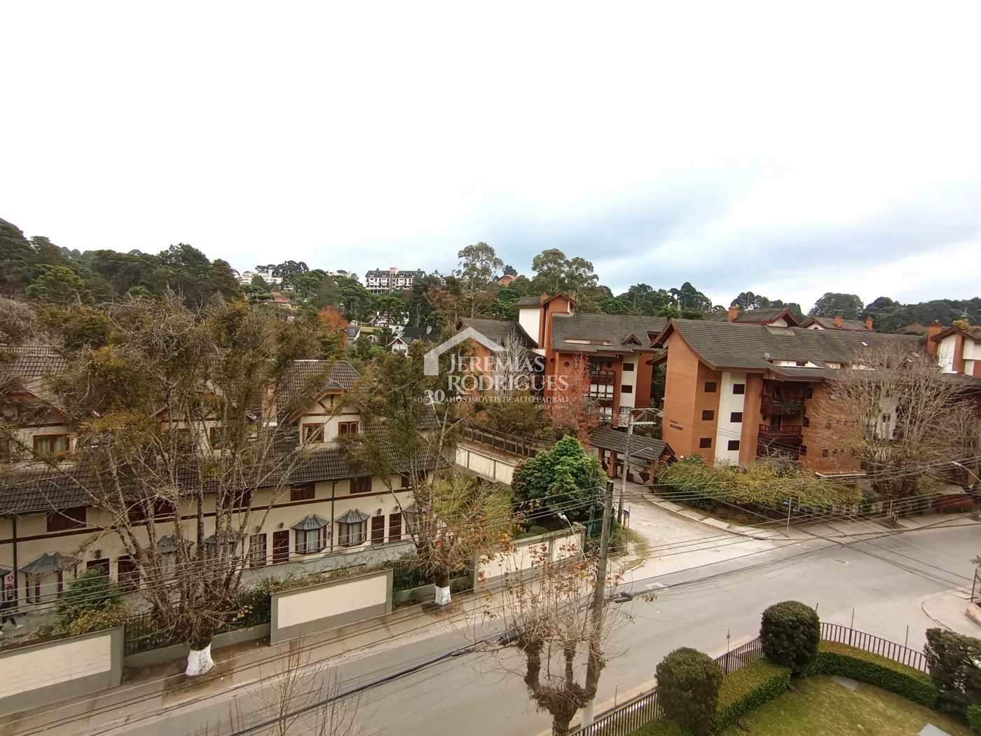 Apartamento duplex à venda com 4 suítes, 401 m² no Condomínio Chateau D Amboise em Campos do Jordão/SP.