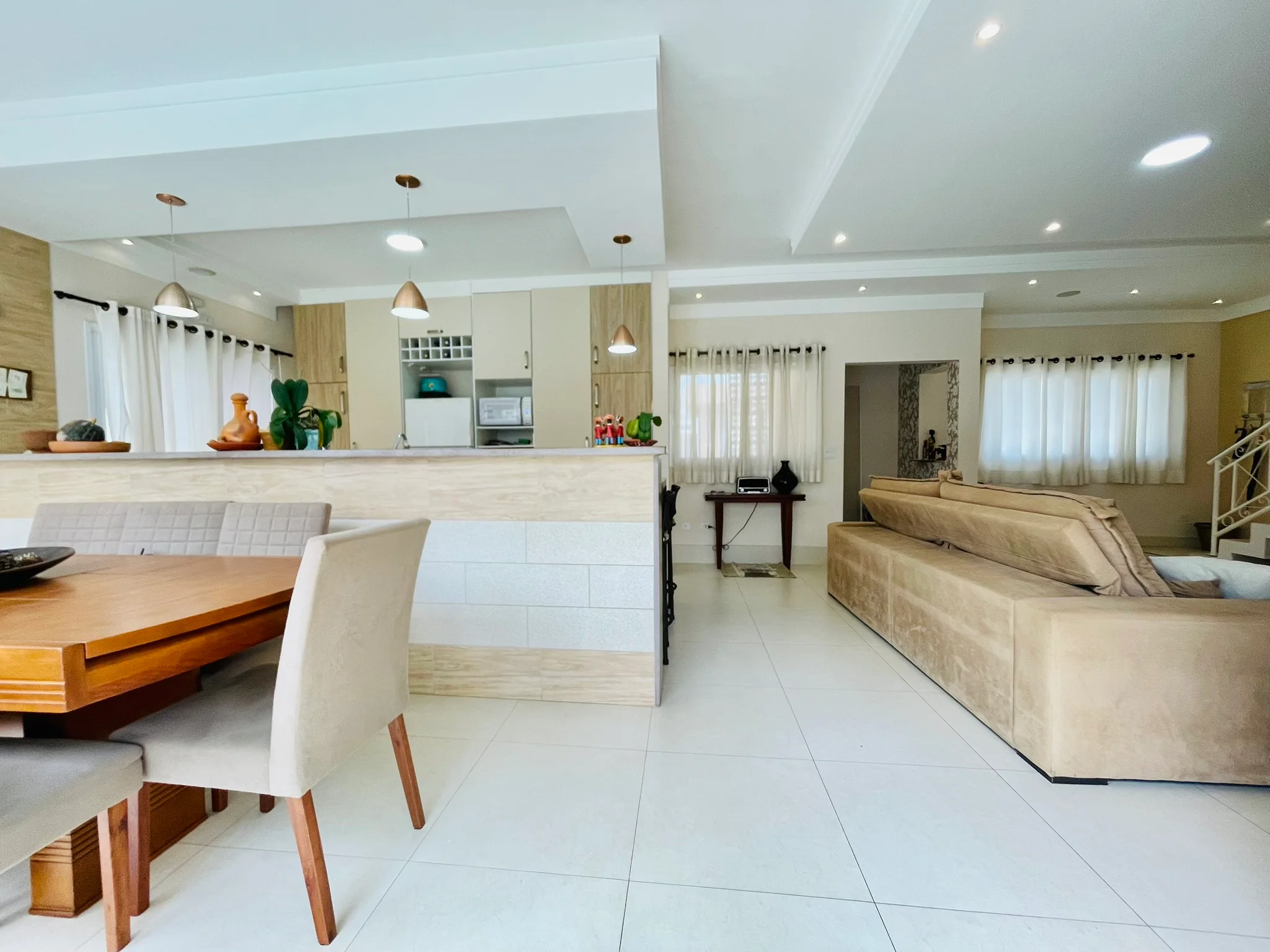 Casa à venda com 4 dormitórios no Condomínio Jardim Oásis em Taubaté/SP. 
