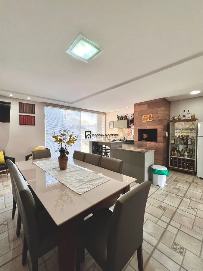 CASA COM PISCINA NO BAIRRO AMIZADE
