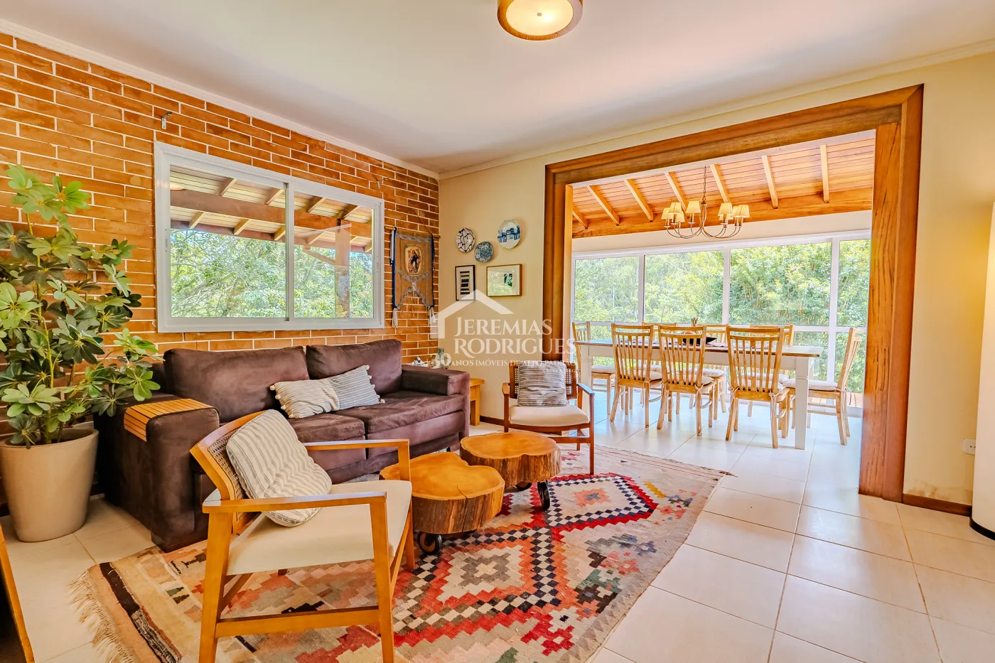 Casa assobradada à venda com 3 dormitórios no Condomínio Parque da Mantiqueira em Santo Antônio do Pinhal/SP.