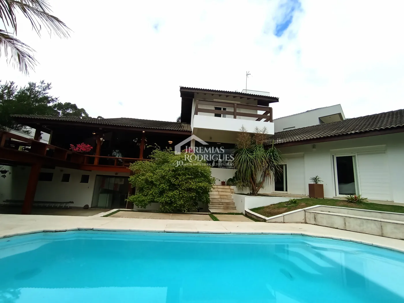 Casa para venda e locação no Condomínio Colonial Village I em Pindamonhangaba/SP.