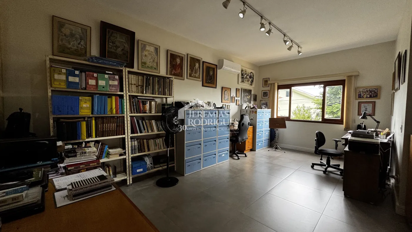 Casa assobradada à venda com 4 dormitórios no Condomínio Jardim das Hortênsias em Taubaté/SP.