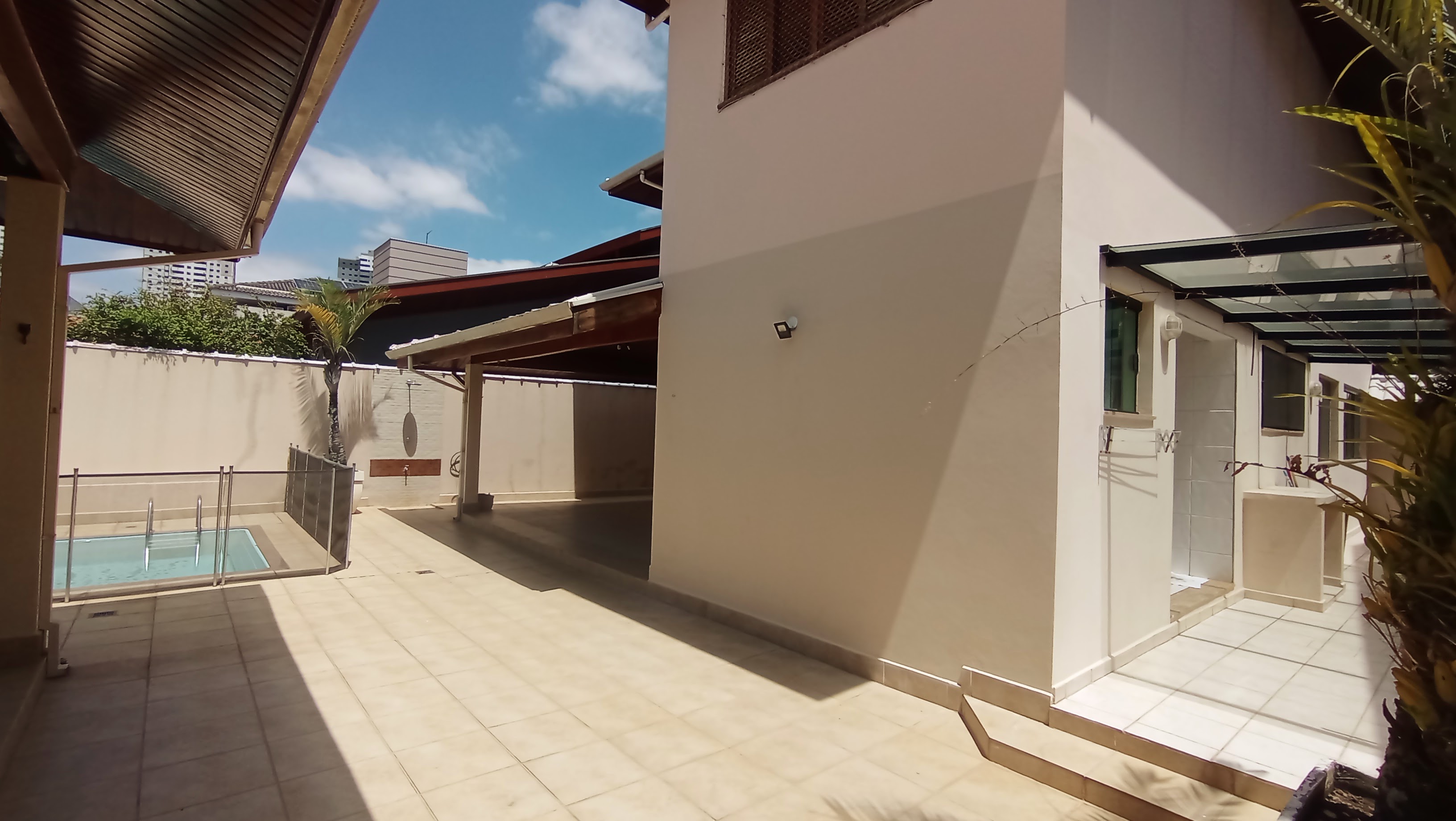 Casa à venda com 3 dormitórios no Condomínio Taubaté Village em Taubaté/SP.