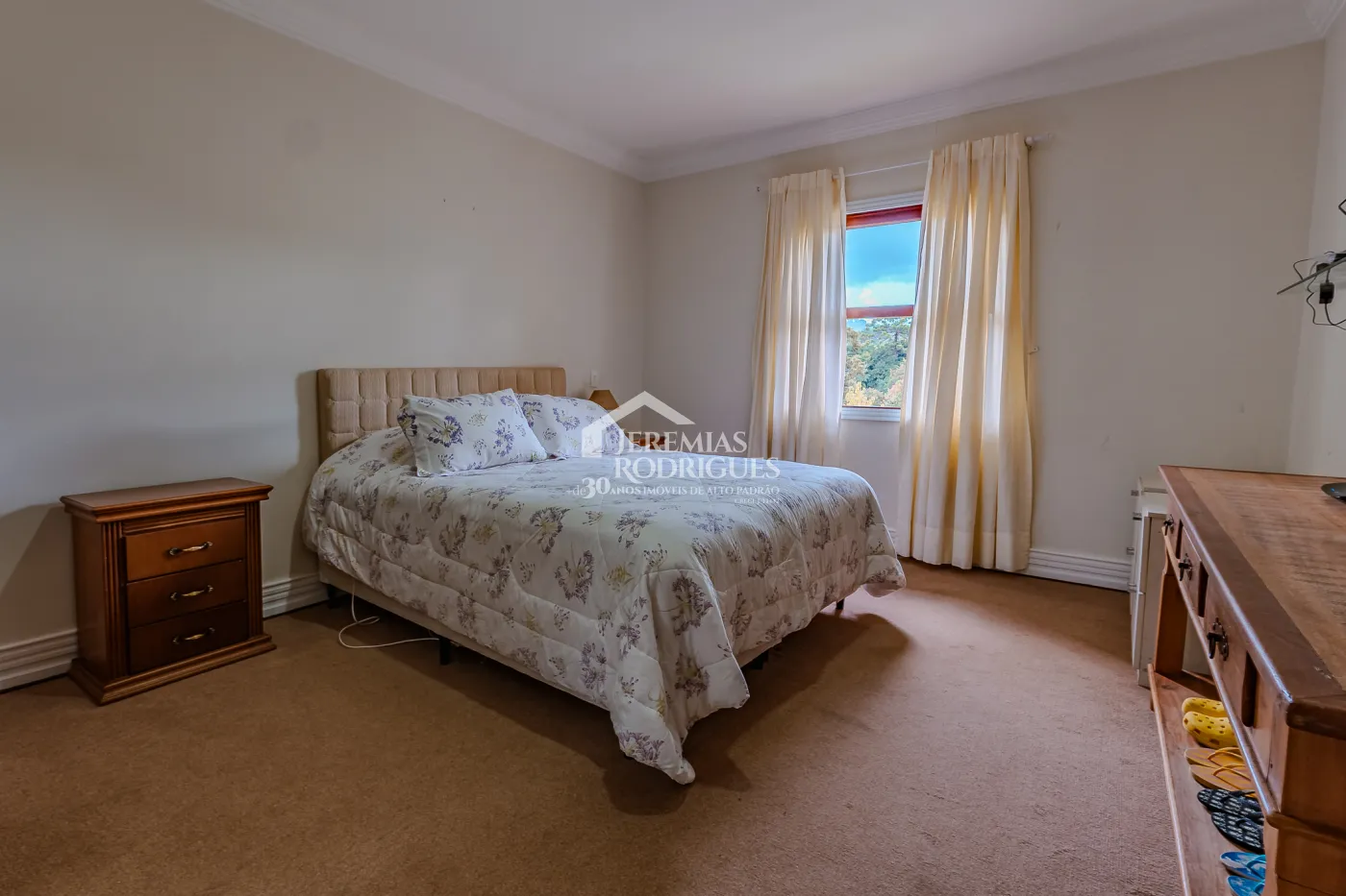 Casa para venda e locação com 5 suítes no Jardim Véu da Noiva em Campos do Jordão/SP