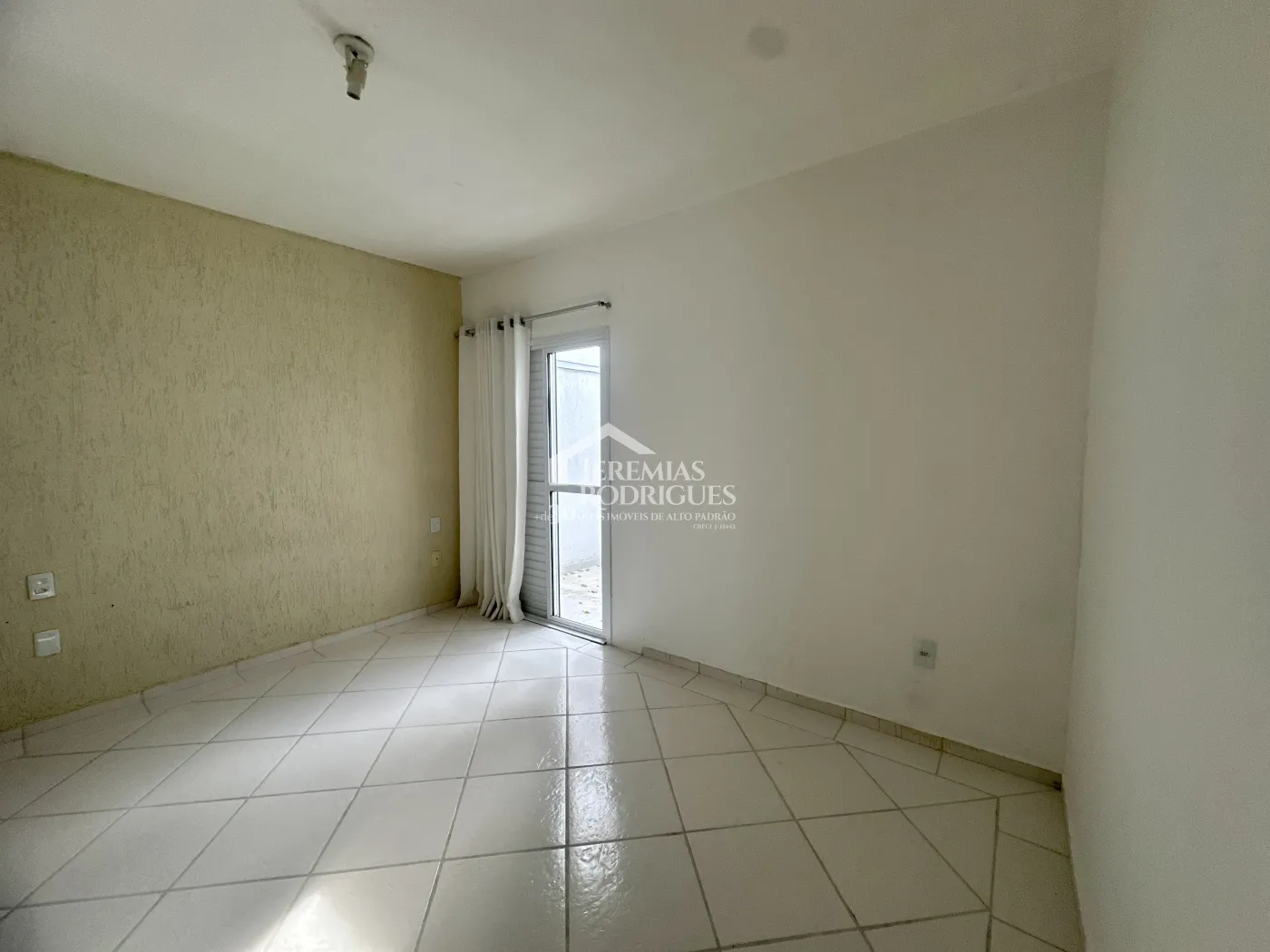 Casa para venda e locação com 4 dormitórios no Condomínio Alto dos Pinheiros em Taubaté/SP.