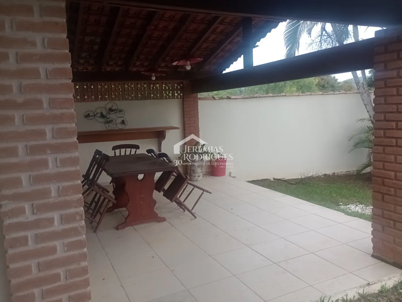 Chácara para locação com 2 dormitórios no Condomínio Recanto do Sol em Pindamonhangaba/SP.