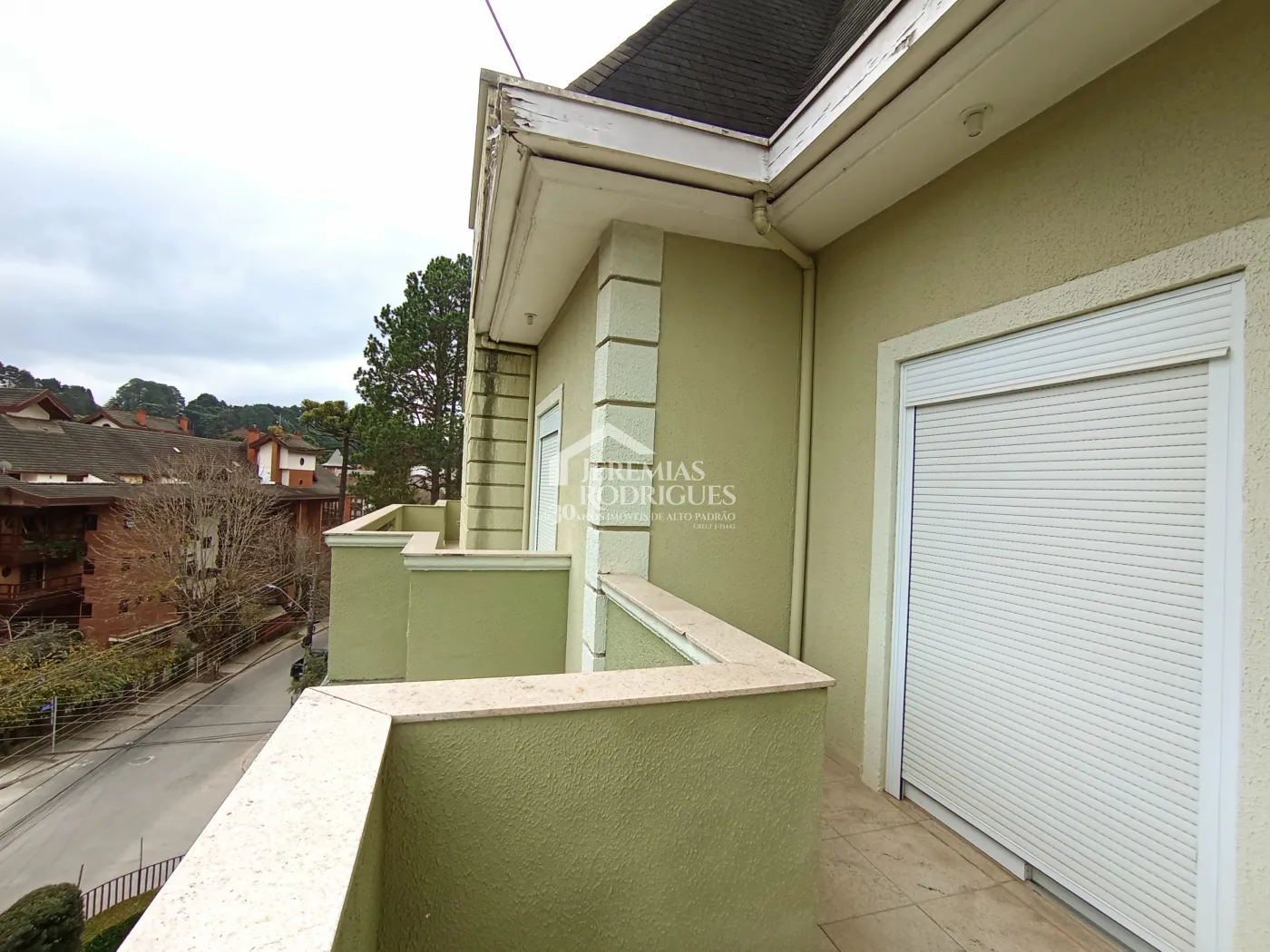 Apartamento duplex à venda com 4 suítes, 401 m² no Condomínio Chateau D Amboise em Campos do Jordão/SP.