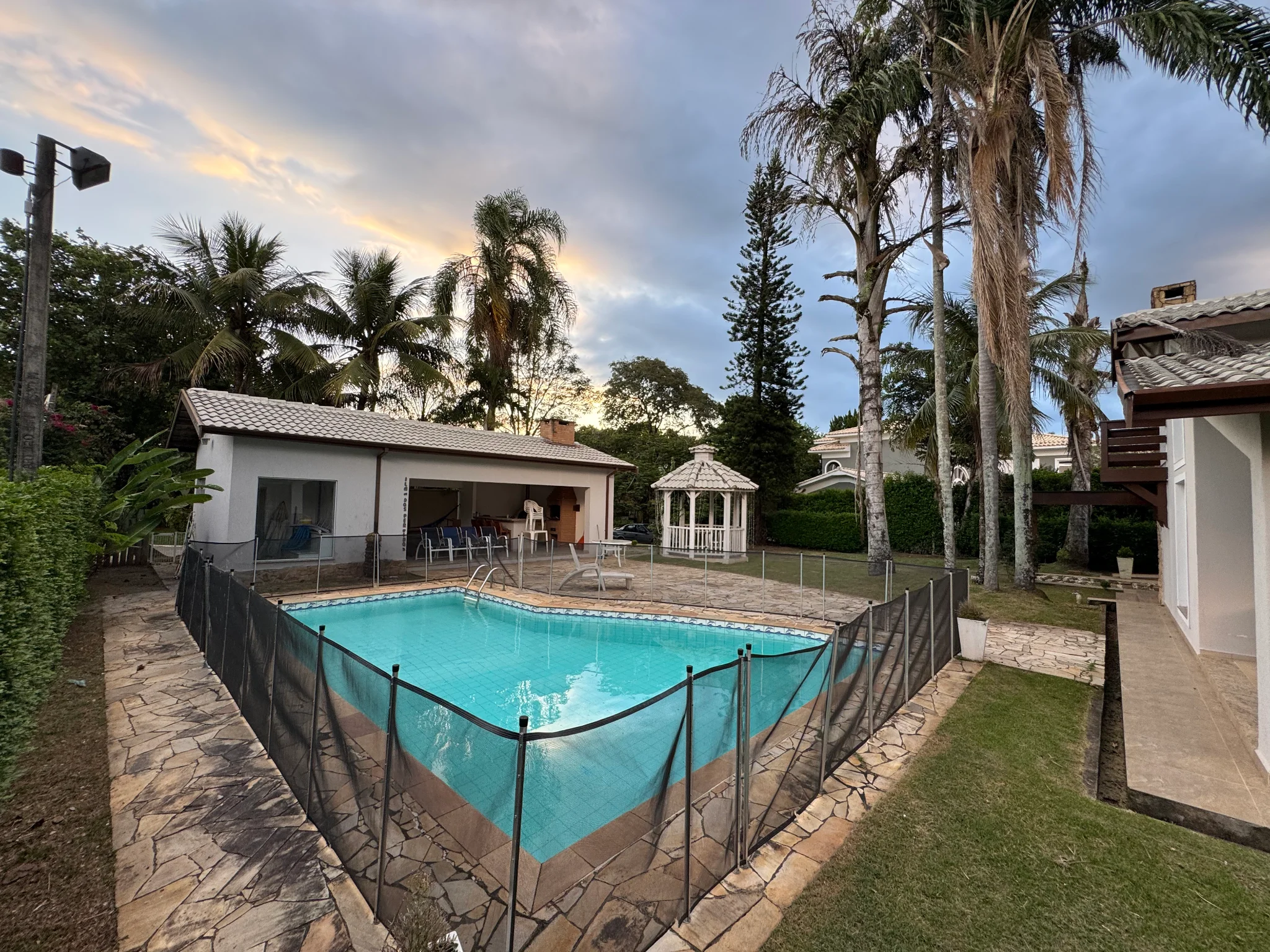 Casa à venda com 5 dormitórios no Condomínio Villlage Paineiras em Pindamonhangaba/SP. 