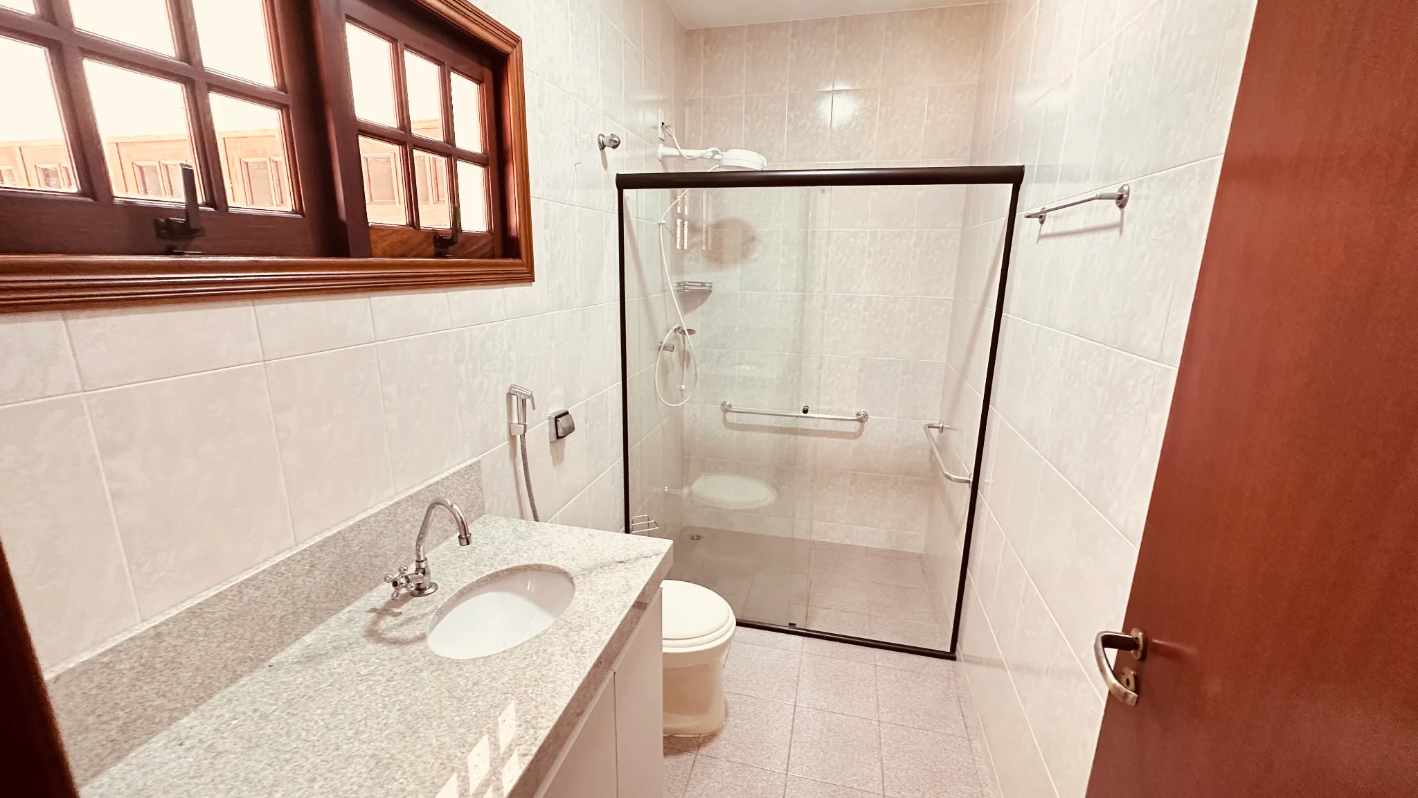 Casa com 6 dormitórios para locação no Condomínio Village Paineiras em Pindamonhangaba/SP