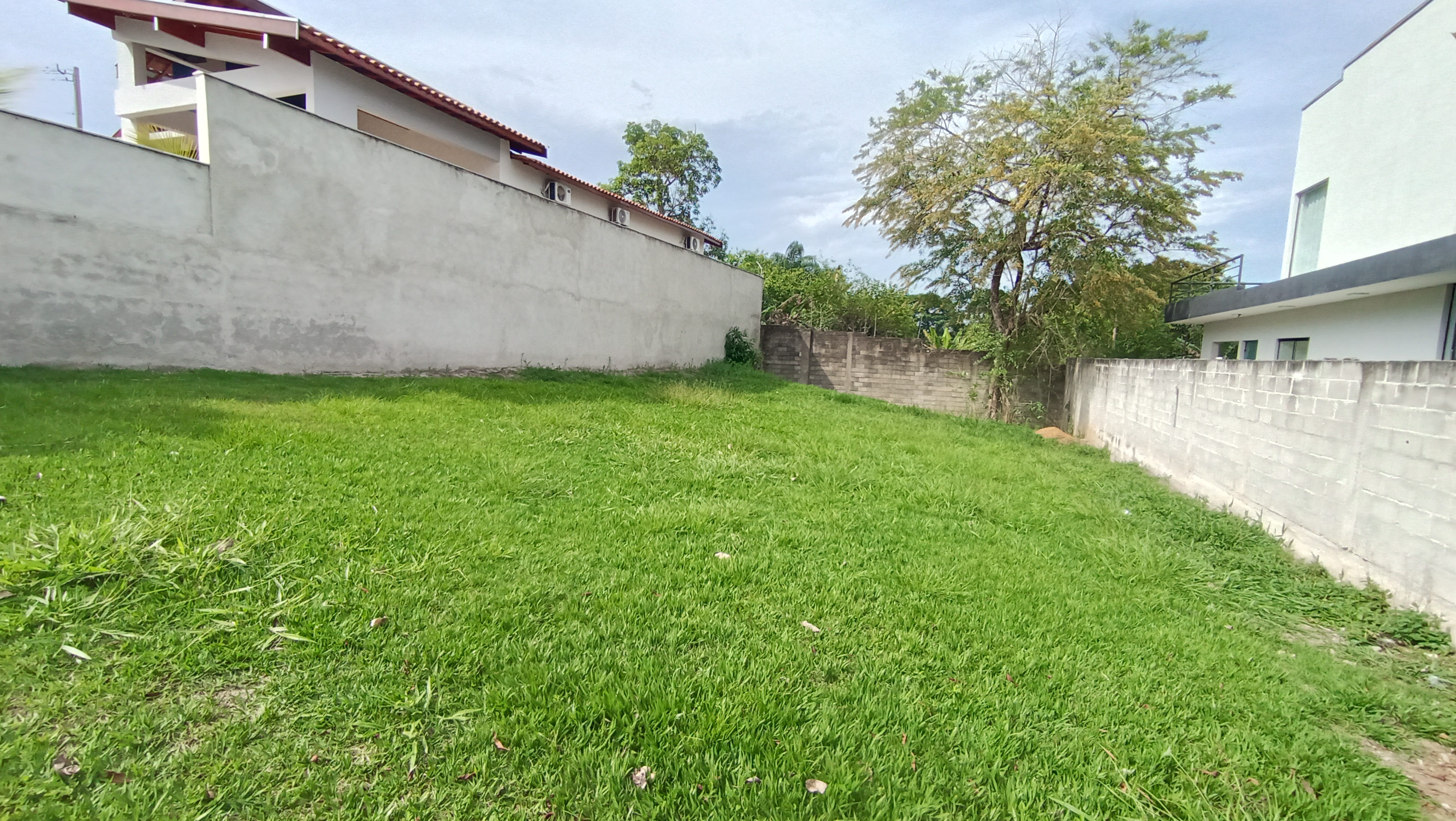 Terreno à venda com 407 m² no Condomínio Reserva dos Lagos e Pindamonhangaba/SP.