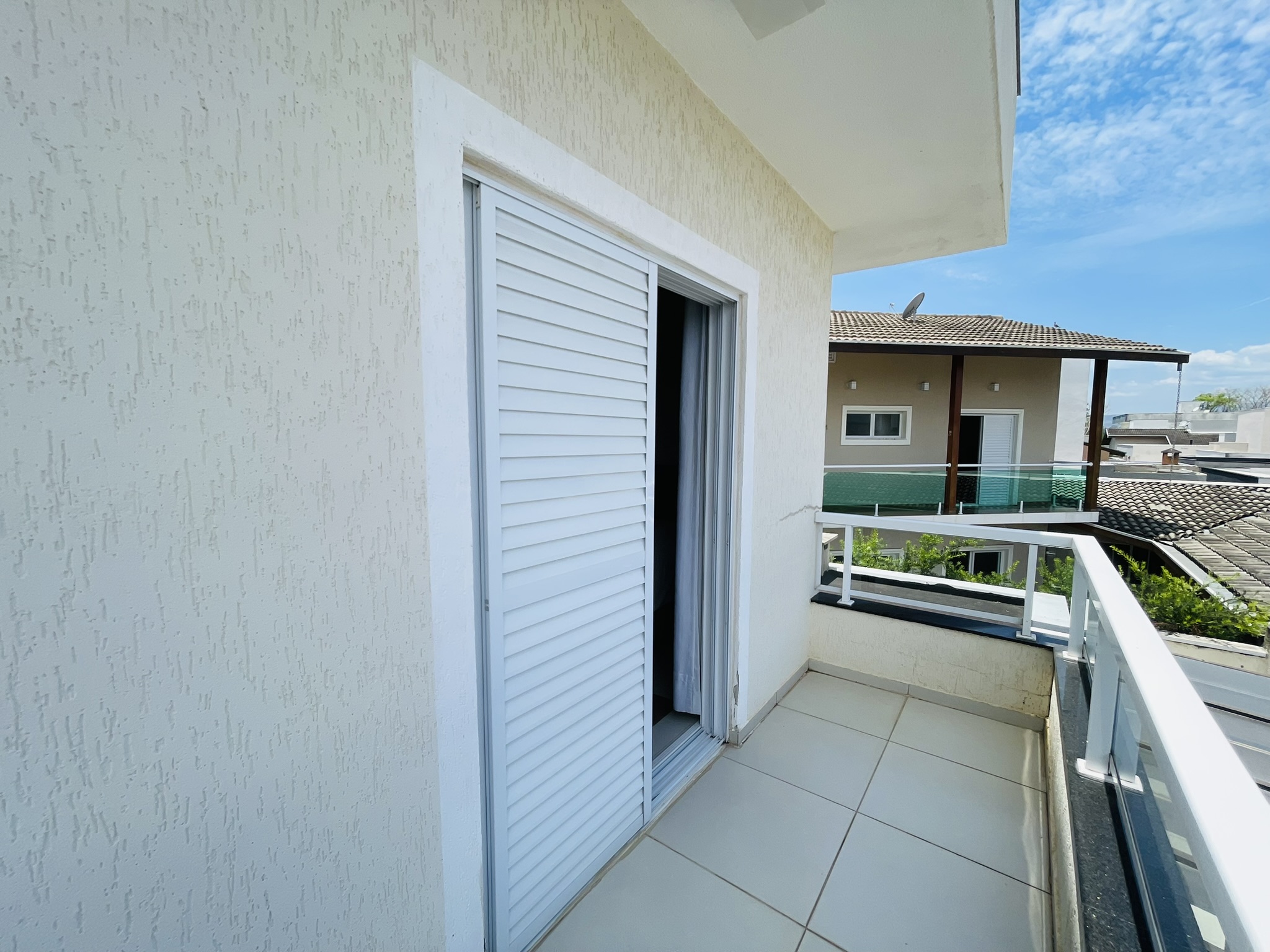 Casa à venda com 3 dormitórios no Condomínio Moema Ville em Pindamonhangaba/SP.