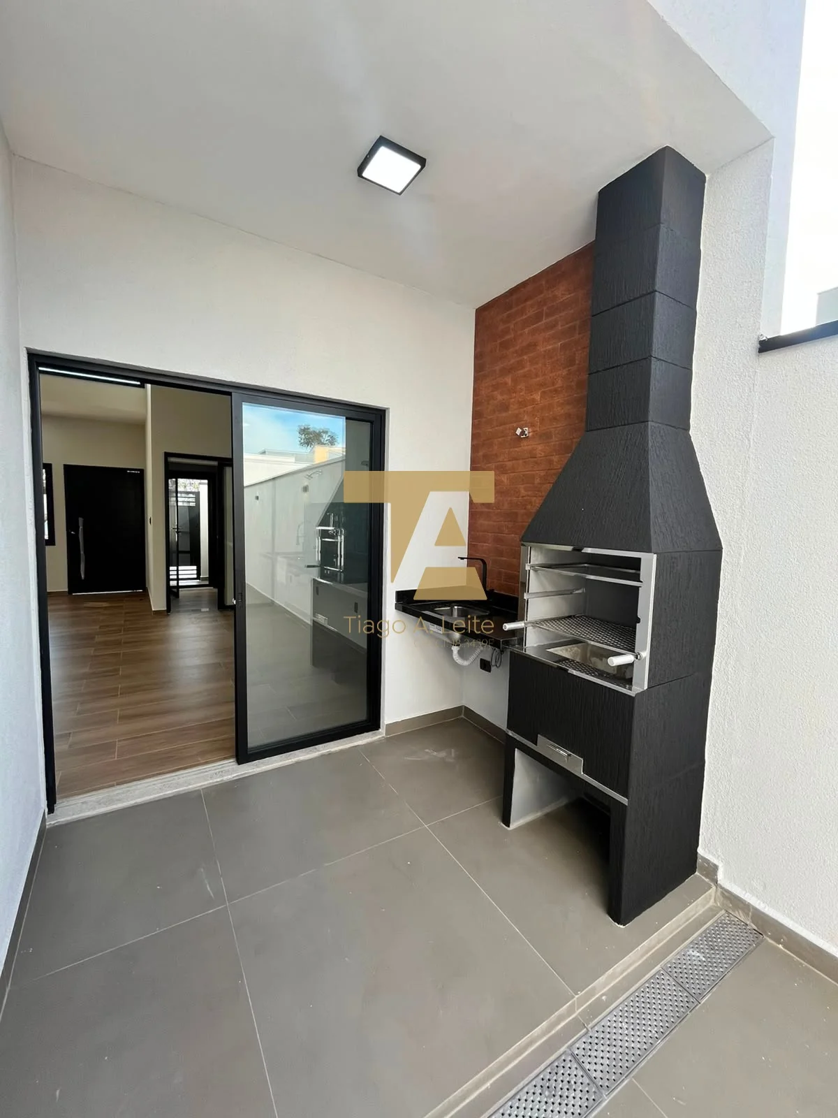 Casa nova térrea no Condomínio Laguna, Pindamonhangaba. São 150m² de área construída, 3 dorms (1 suíte) e área gourmet