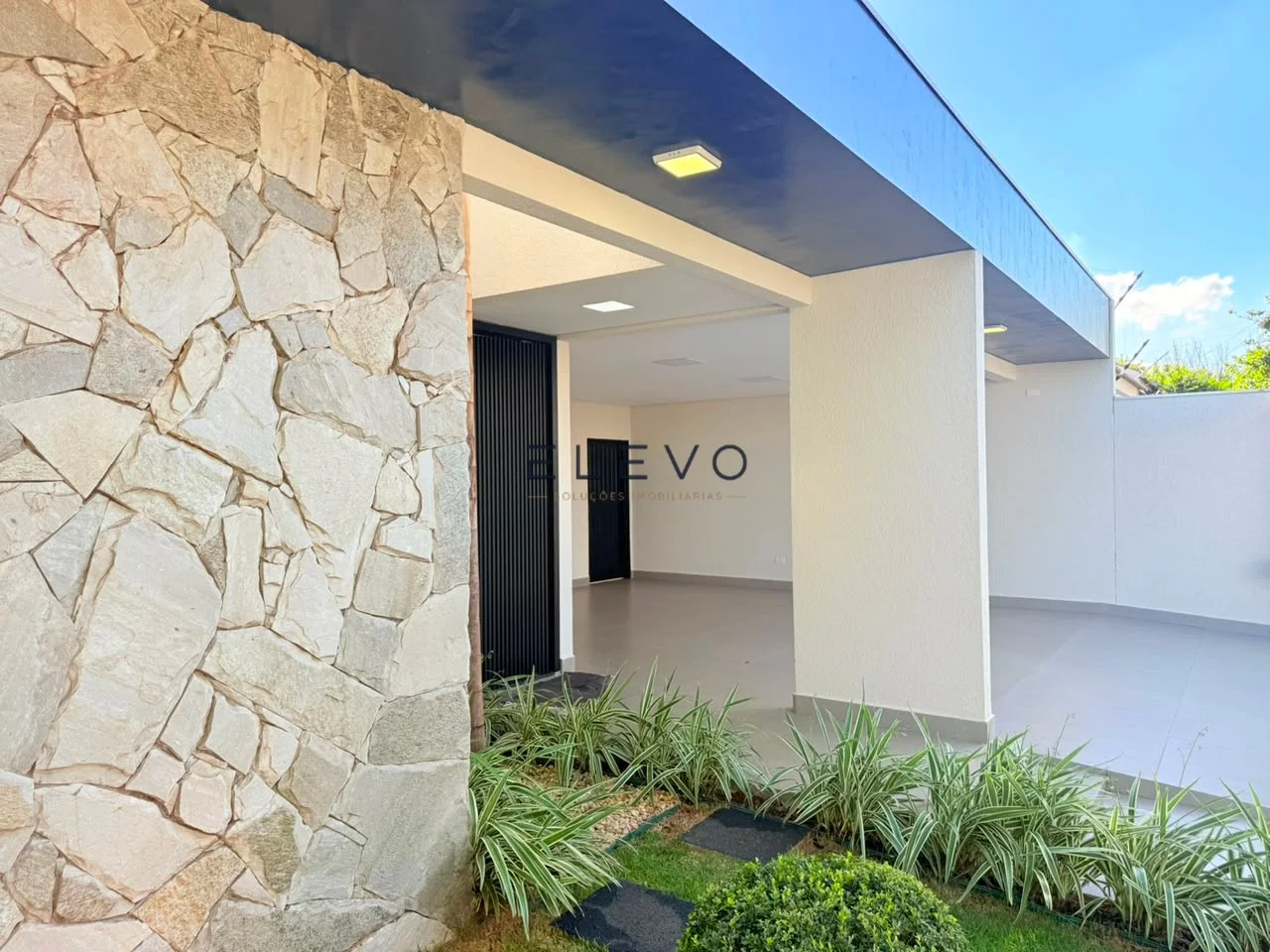 Casa Alto Padrão à Venda no Jardim Itália | 3 Suítes, Piscina Aquecida e Móveis Planejados