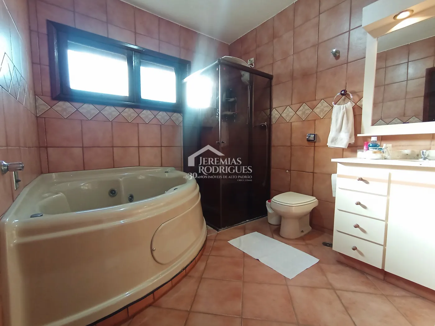 Casa à venda com 4 dormitórios no Condomínio Village Paineiras em Pindamonhangaba/SP.