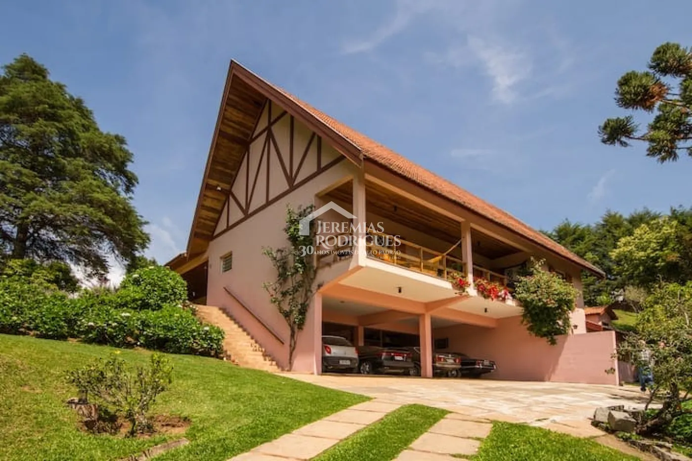 Casa à venda com 4 suítes no bairro Descansópolis em Campos do Jordão/SP.