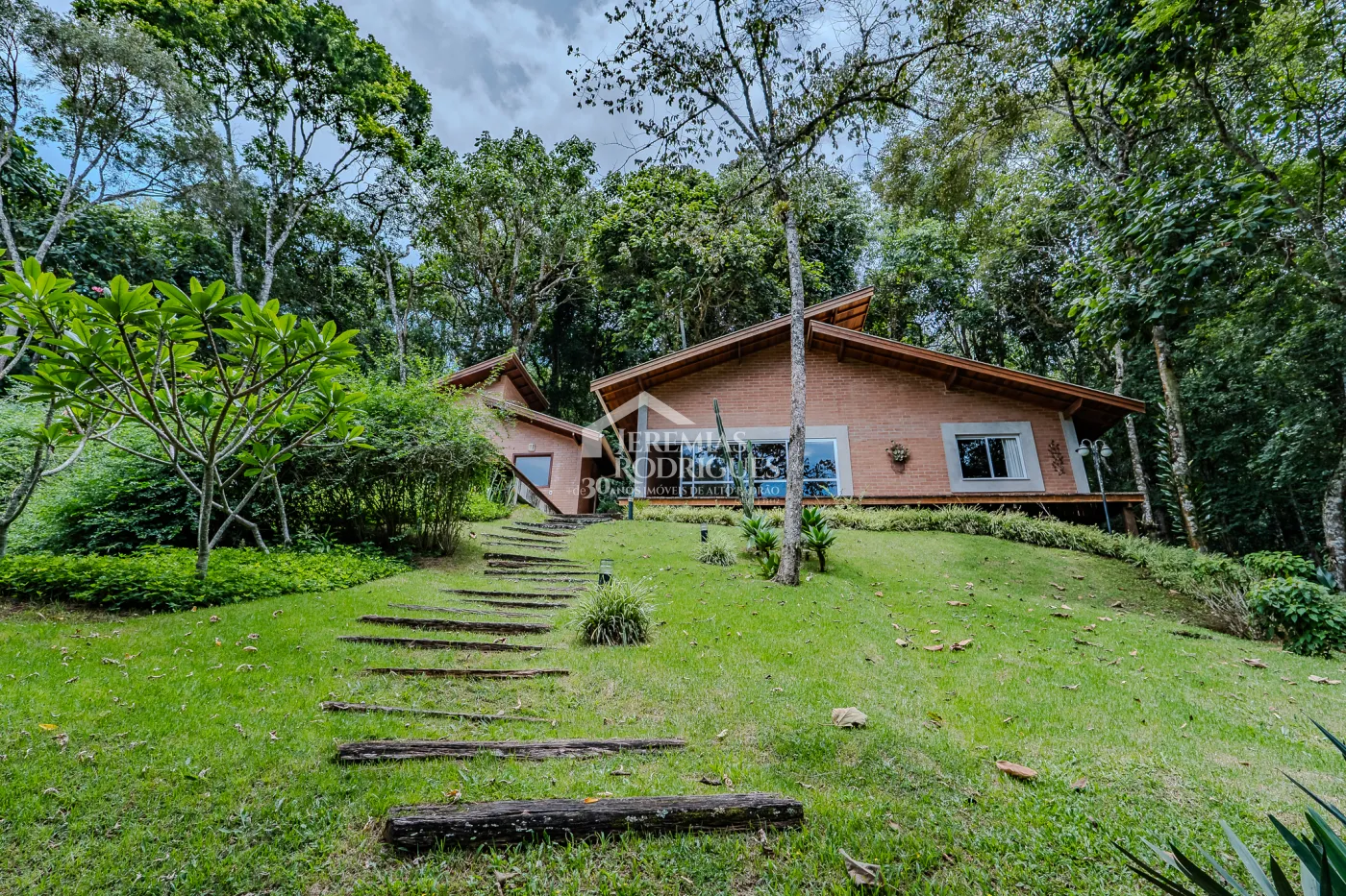 Casa assobradada à venda com 3 dormitórios no Condomínio Parque da Mantiqueira em Santo Antônio do Pinhal/SP.