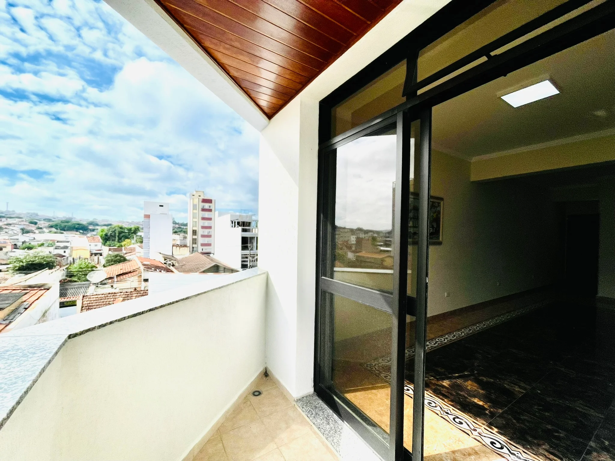 Apartamento para venda com 5 dormitórios no Edifício Olimpia em Taubaté/SP. 