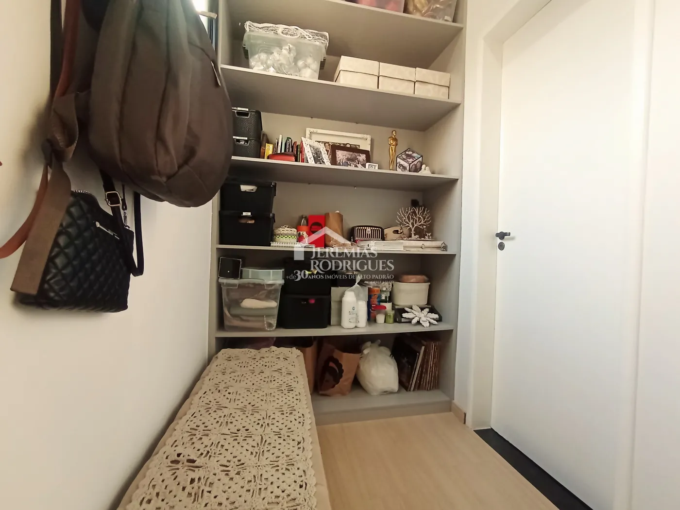 Casa à venda com 3 dormitórios no Condomínio Terras do Vale em Caçapava/SP.