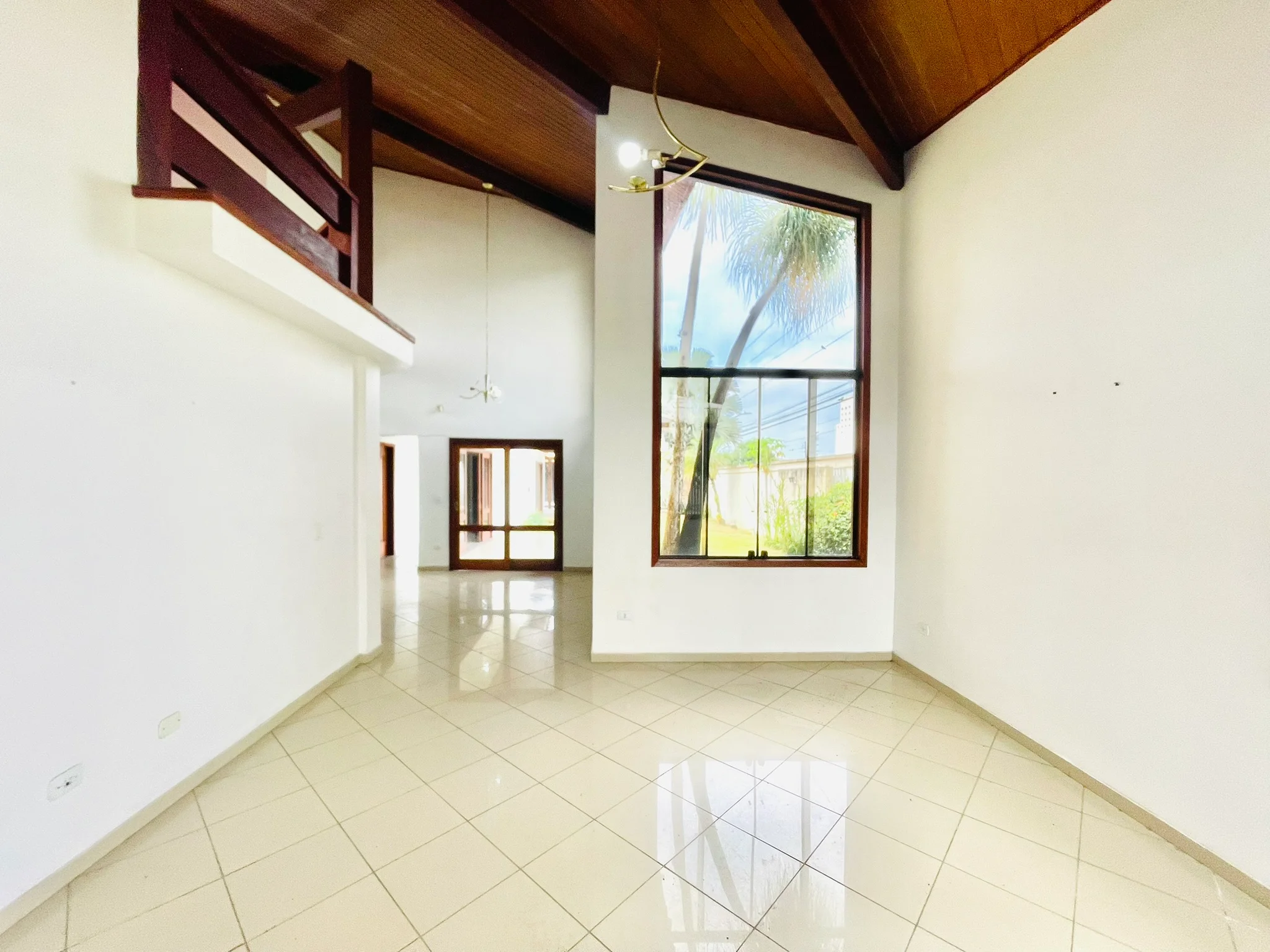 Casa para venda e locação no bairro Lessa em Pindamonhangaba/SP.