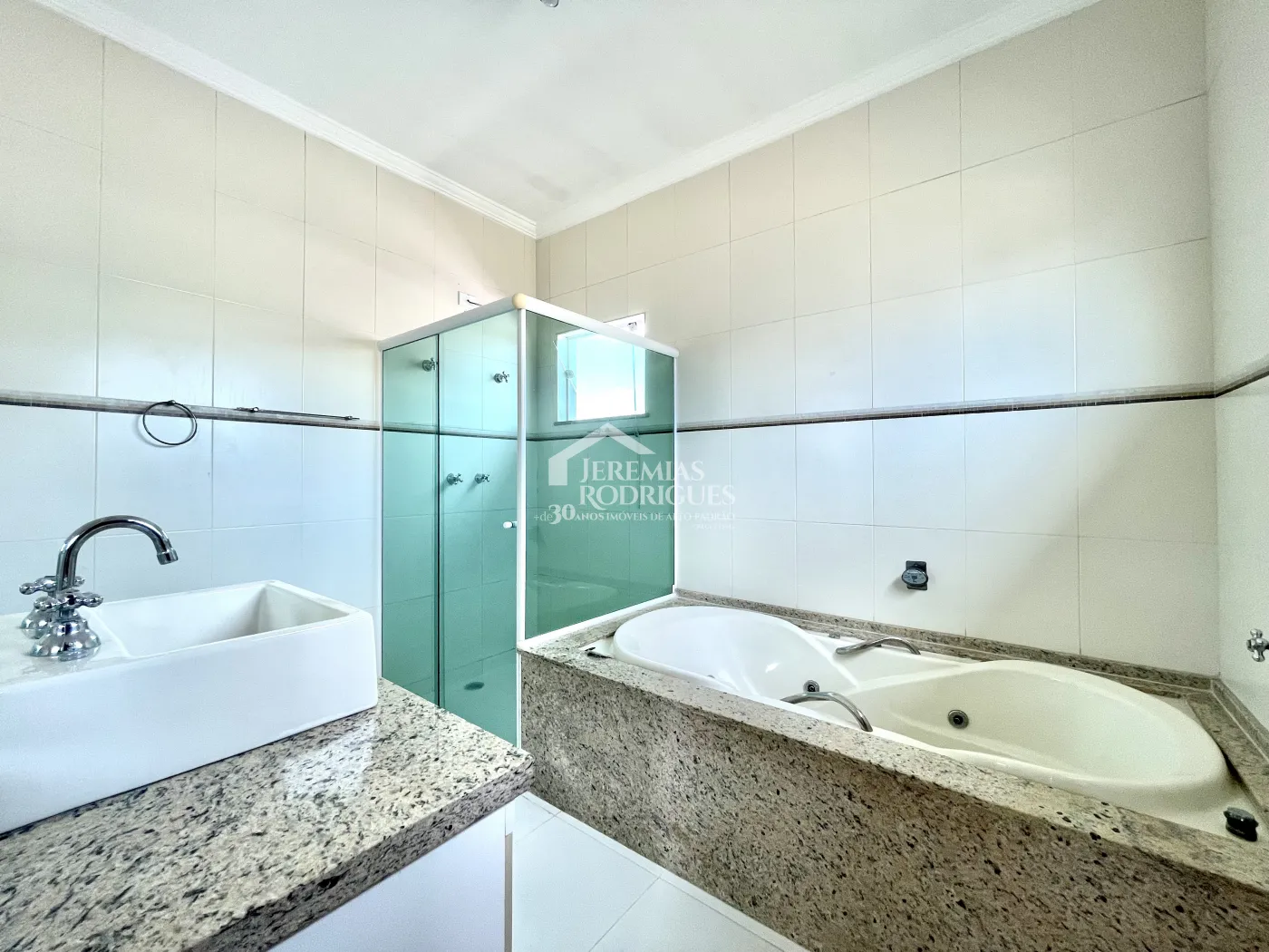 Casa para locação com 3 suítes no Condomínio Campos do Conde III em Tremembé/SP. 