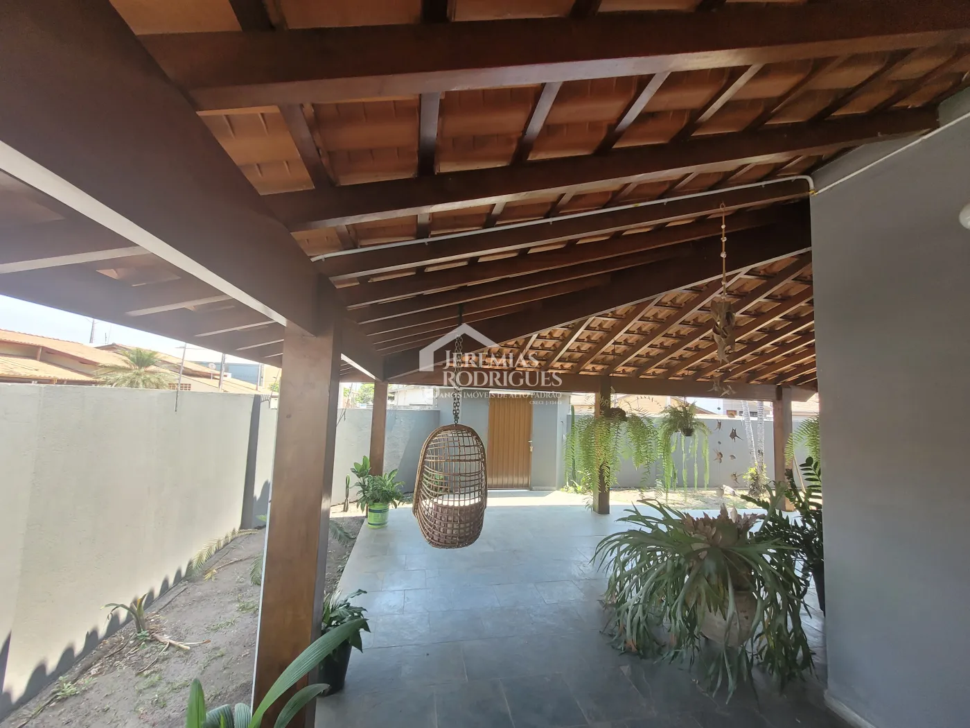 Casa para venda e locação com 3 dormitórios no Parque São Domingos em Pindamonhangaba/SP.