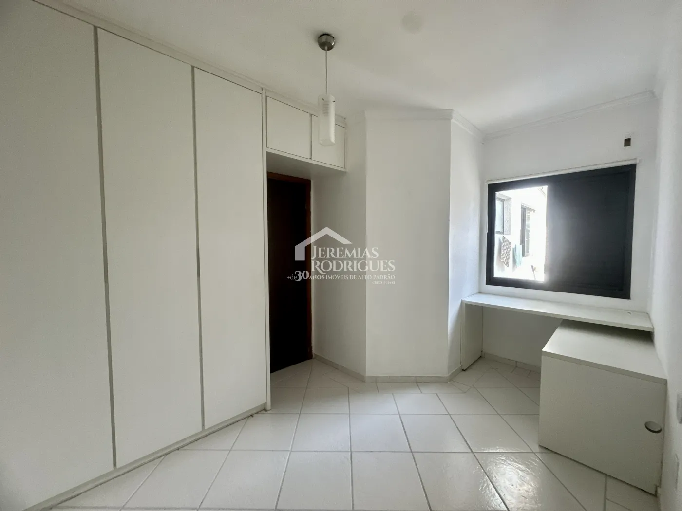 Casa para venda e locação com 4 dormitórios no Condomínio Alto dos Pinheiros em Taubaté/SP.