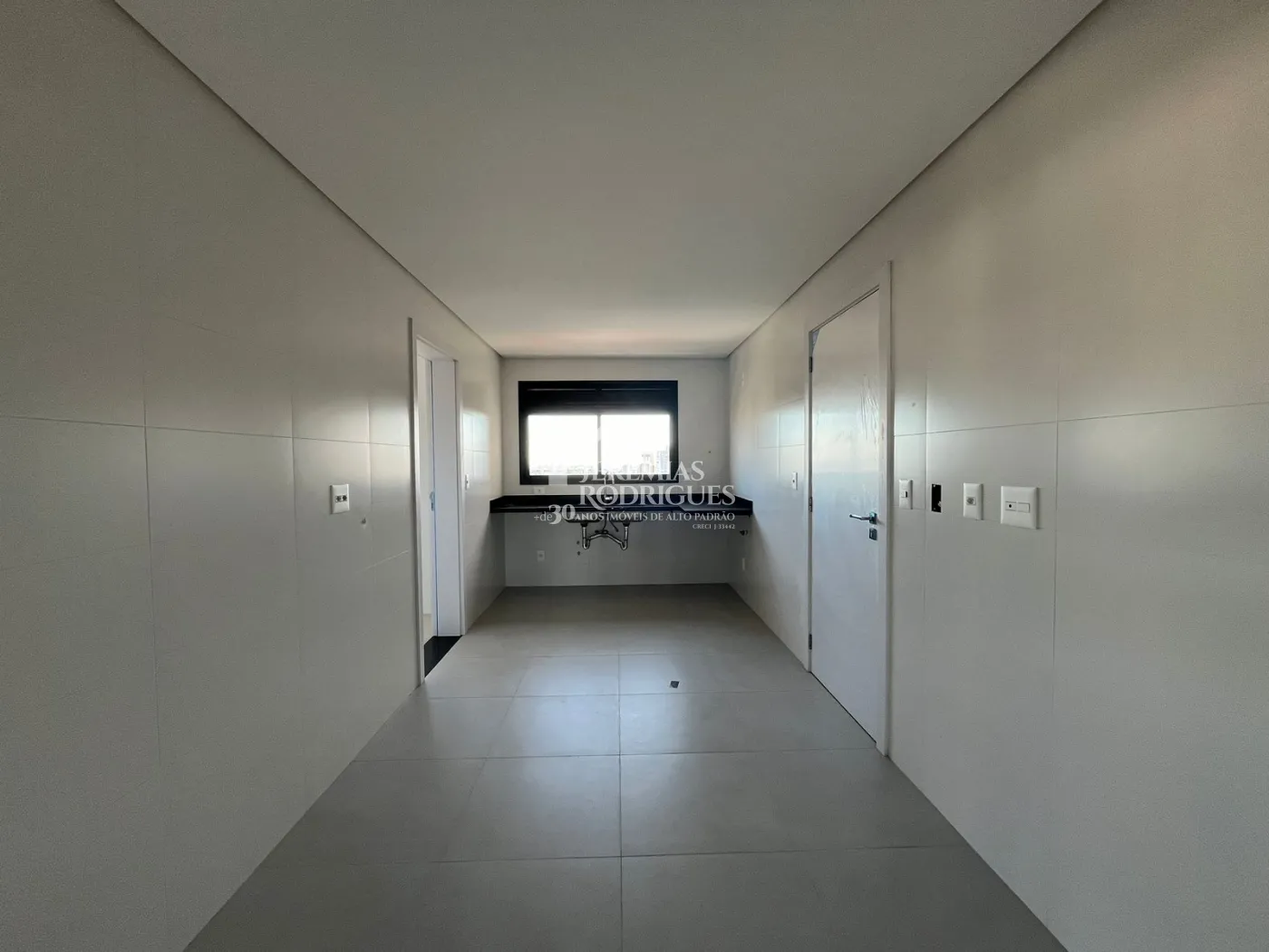 Apartamento à venda com 3 suítes, 211 m² no Edifício Europa em Taubaté/SP