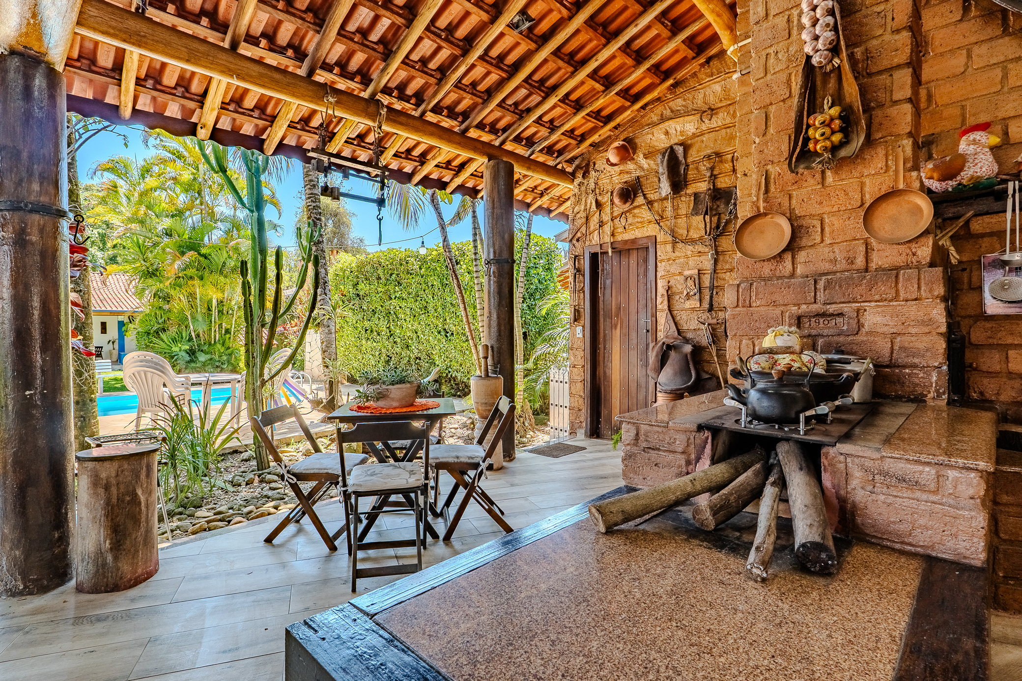 Casa à venda com 4 dormitórios no Condomínio Village Paineiras em Pindamonhangaba/SP.