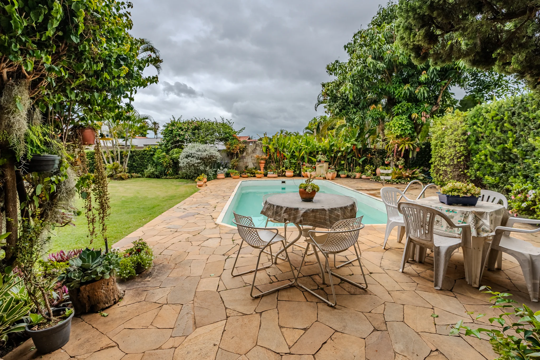 Casa à venda com 4 dormitórios no Condomínio Village Paineiras em Pindamonhangaba/SP. 