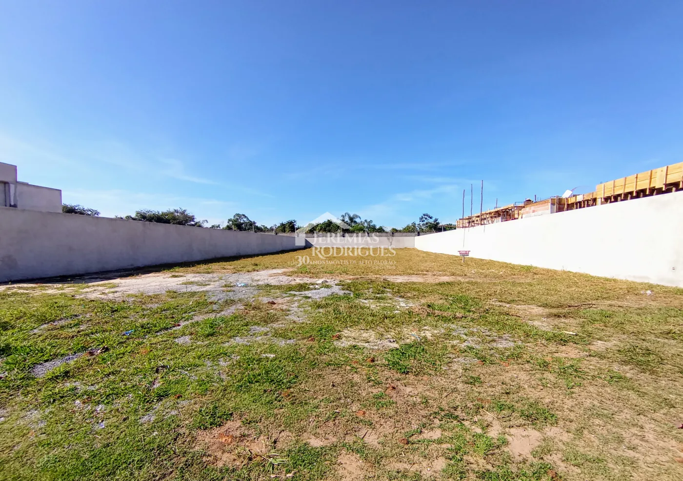 Terreno à venda com 1.044 m² no Condomínio Colonial Village II em Pindamonhangaba/SP.