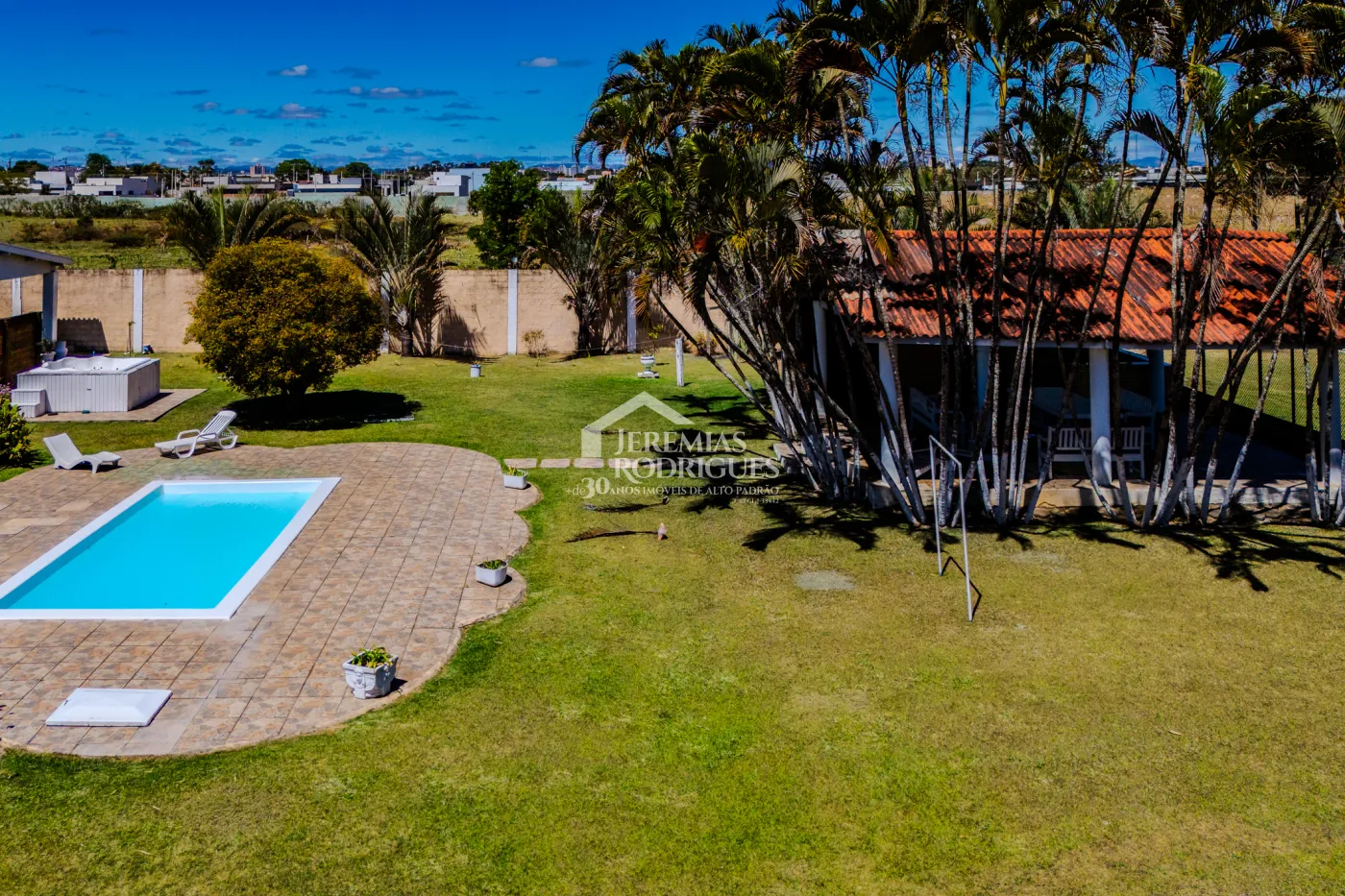A Imobiliária Jeremias Rodrigues Imóveis de Alto Padrão disponibiliza para venda essa casa no Condomínio Morada do Visconde em Tremembé/SP.