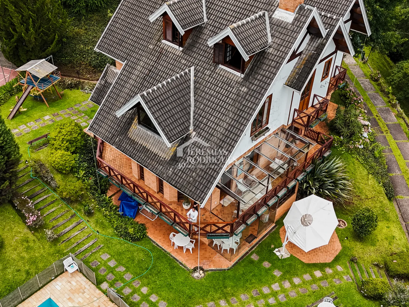 Casa à venda com 5 dormitórios no Condomínio Residencial Gran Ville em Campos do Jordão/SP.