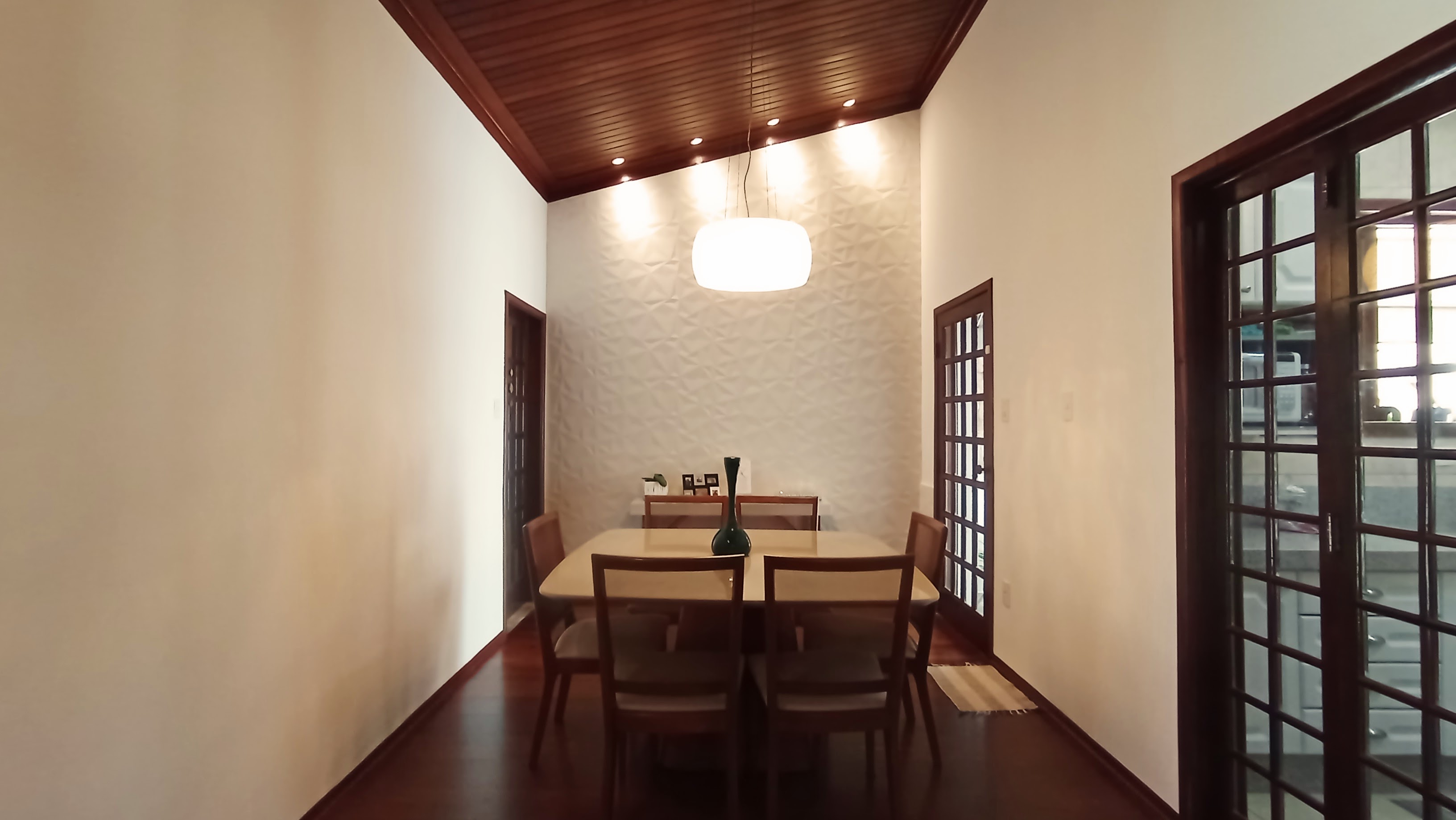 Casa à venda com 3 dormitórios no bairro Jardim do Sol em Taubaté/SP.