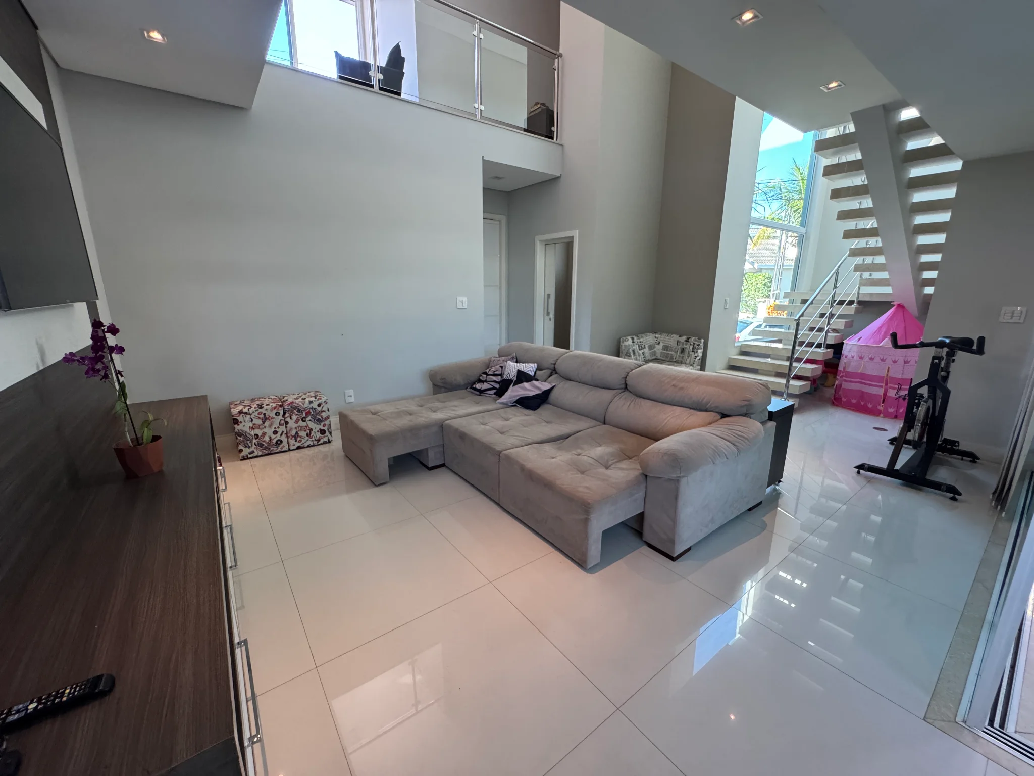 Casa para venda e locação com 3 dormitórios no Condomínio Campos do Conde III em Tremembé/SP.