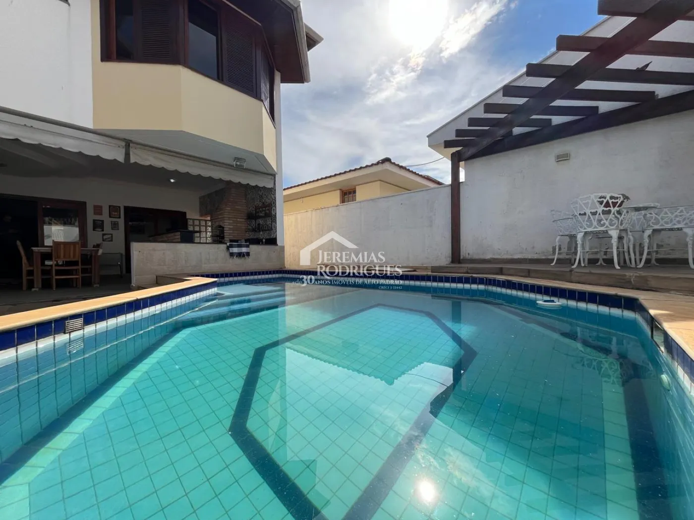 Casa à venda com 4 suítes no Condomínio Taubaté Village em Taubaté/SP.