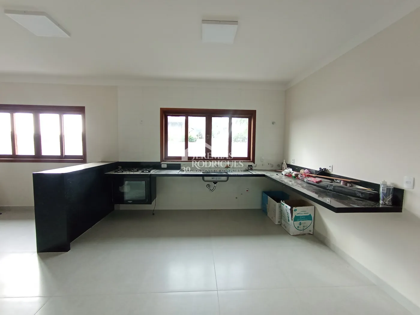 Casa à venda com 4 dormitórios no Condomínio Chácaras Cataguá em Taubaté/SP