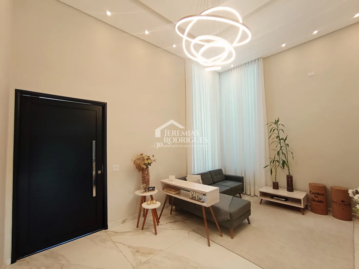 Casa à venda com 3 dormitórios no Condomínio Terras do Vale em Caçapava/SP.