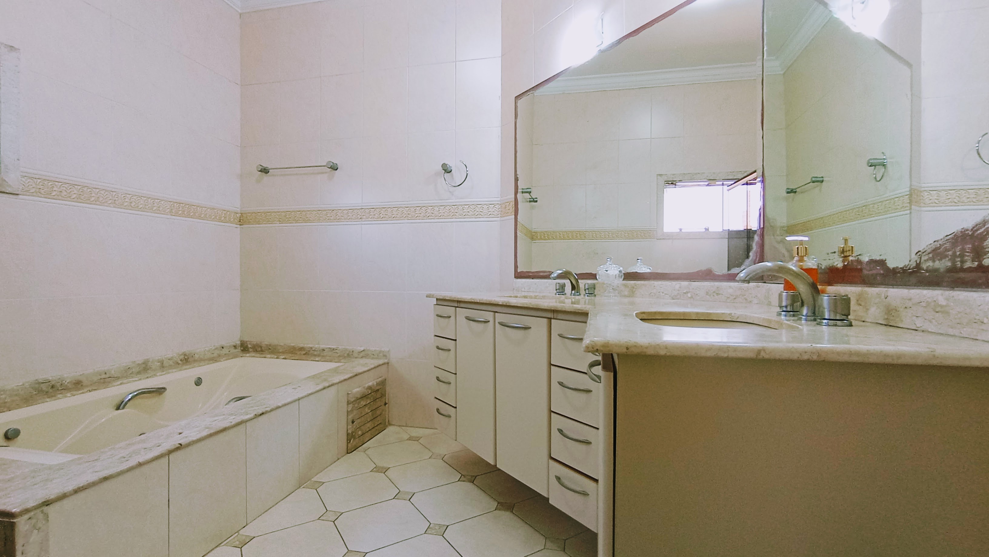 Casa à venda com 4 dormitórios no Condomínio Taubaté Village em Taubaté/SP.