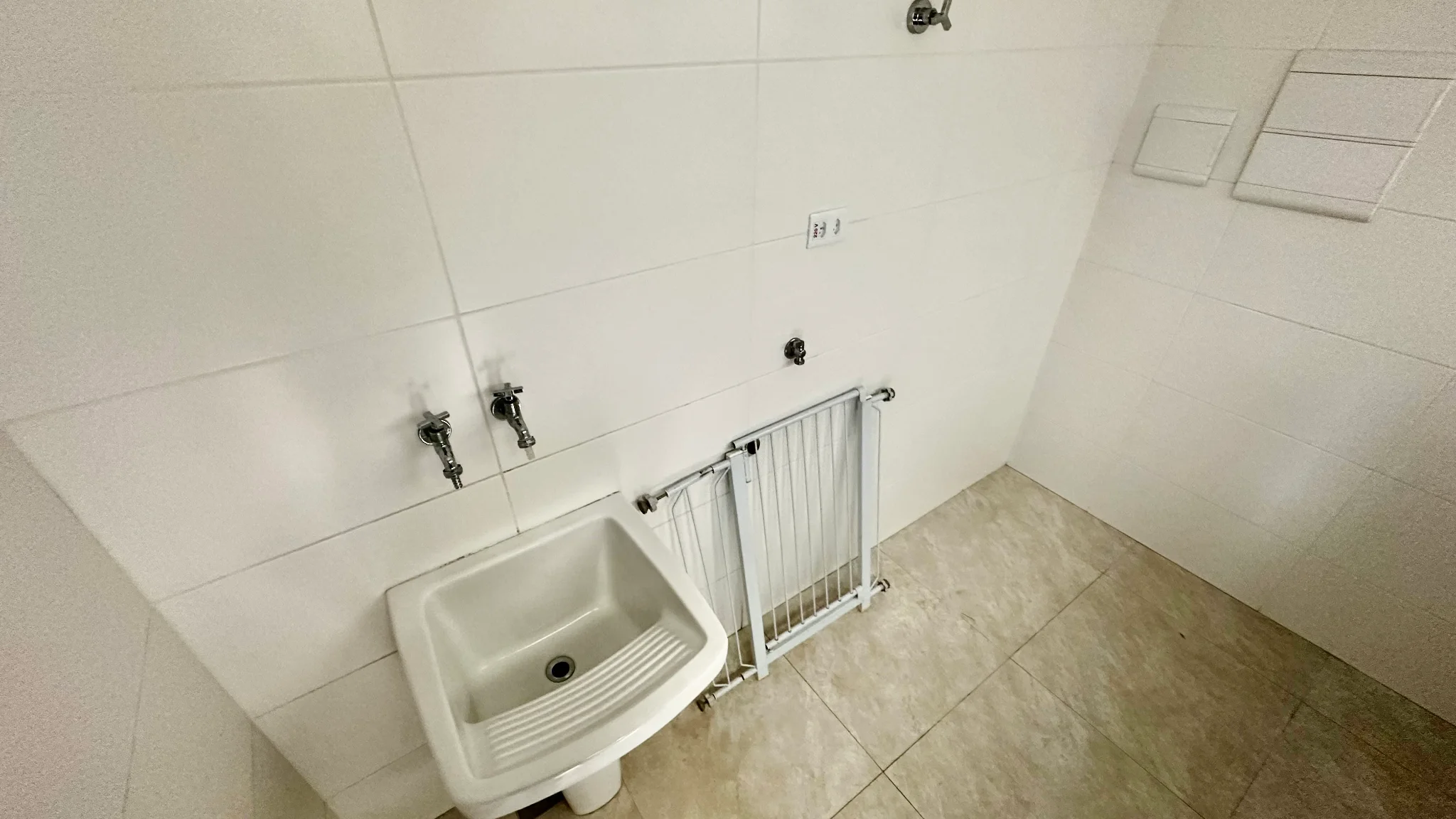 Casa para locação com 4 dormitórios no Campos do Conde II em Tremembé/SP. 