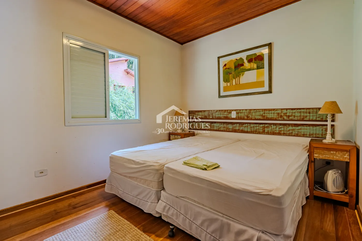 Casa assobradada à venda com 3 dormitórios no Condomínio Parque da Mantiqueira em Santo Antônio do Pinhal/SP.