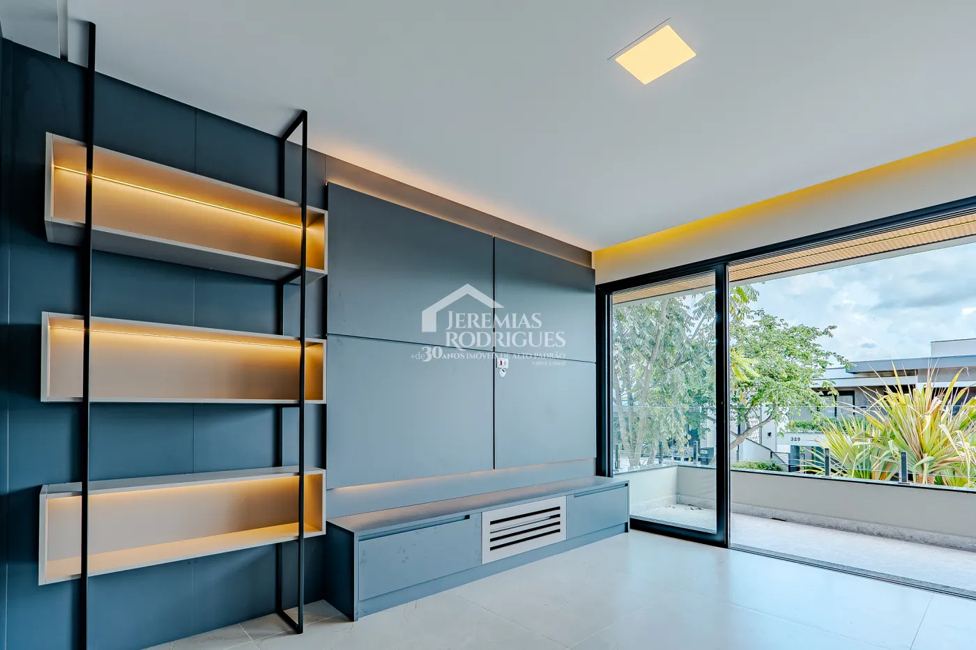 Casa à venda com 4 suítes no Condomínio Residencial Alphaville II em São José dos Campos/SP.