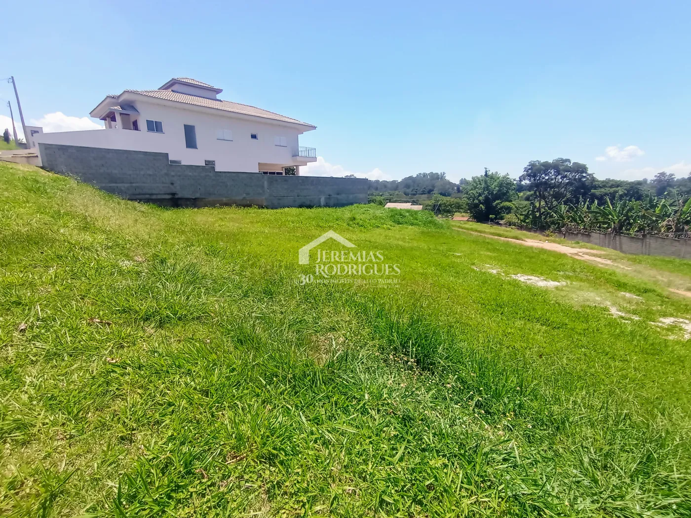 Terreno à venda com 412 m² no Condomínio Reserva dos Lagos em Pindamonhangaba/SP.