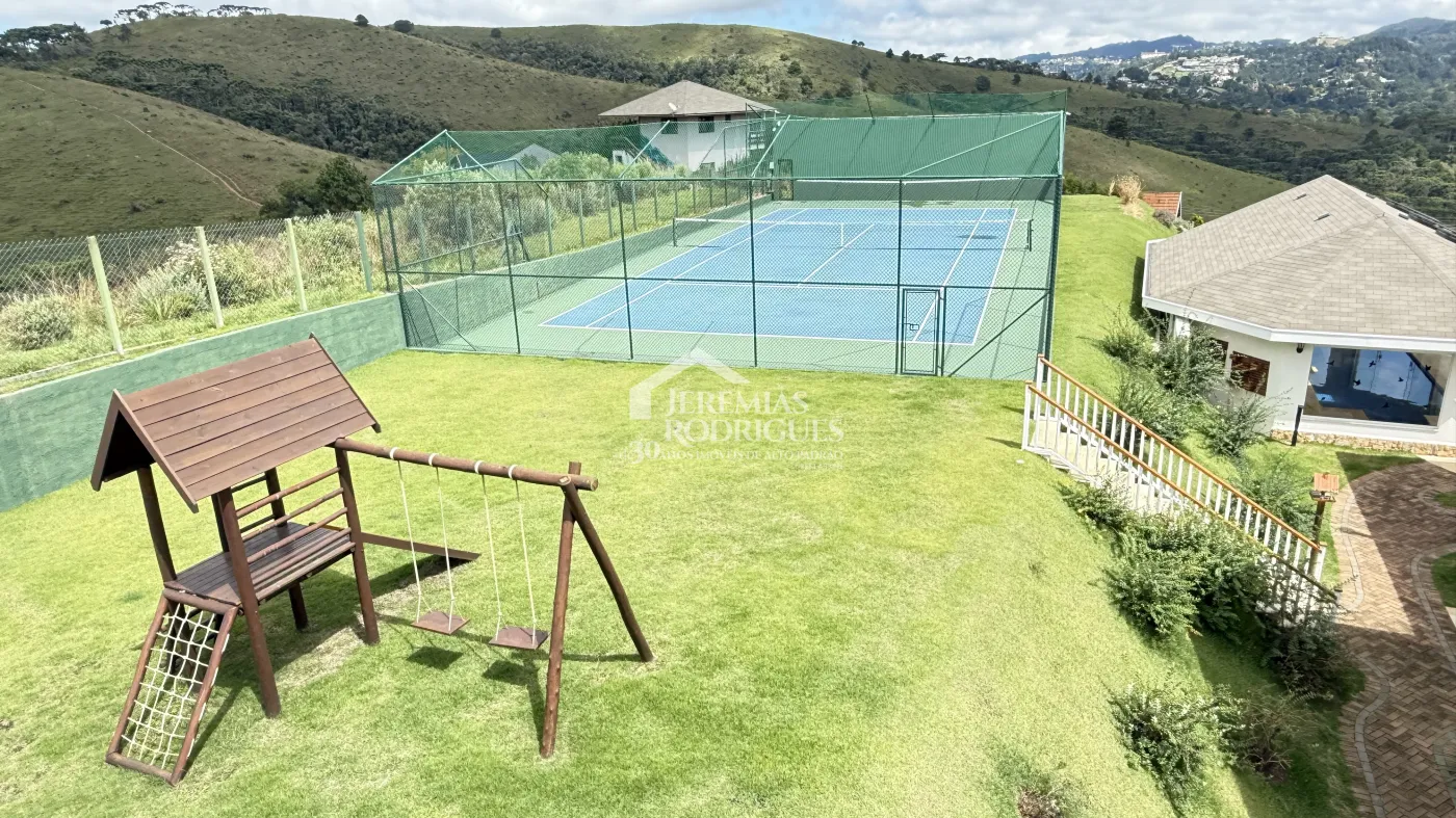 Casa à venda com 4 suítes no Condomínio Jardim Monte Belo em Campos do Jordão/SP.