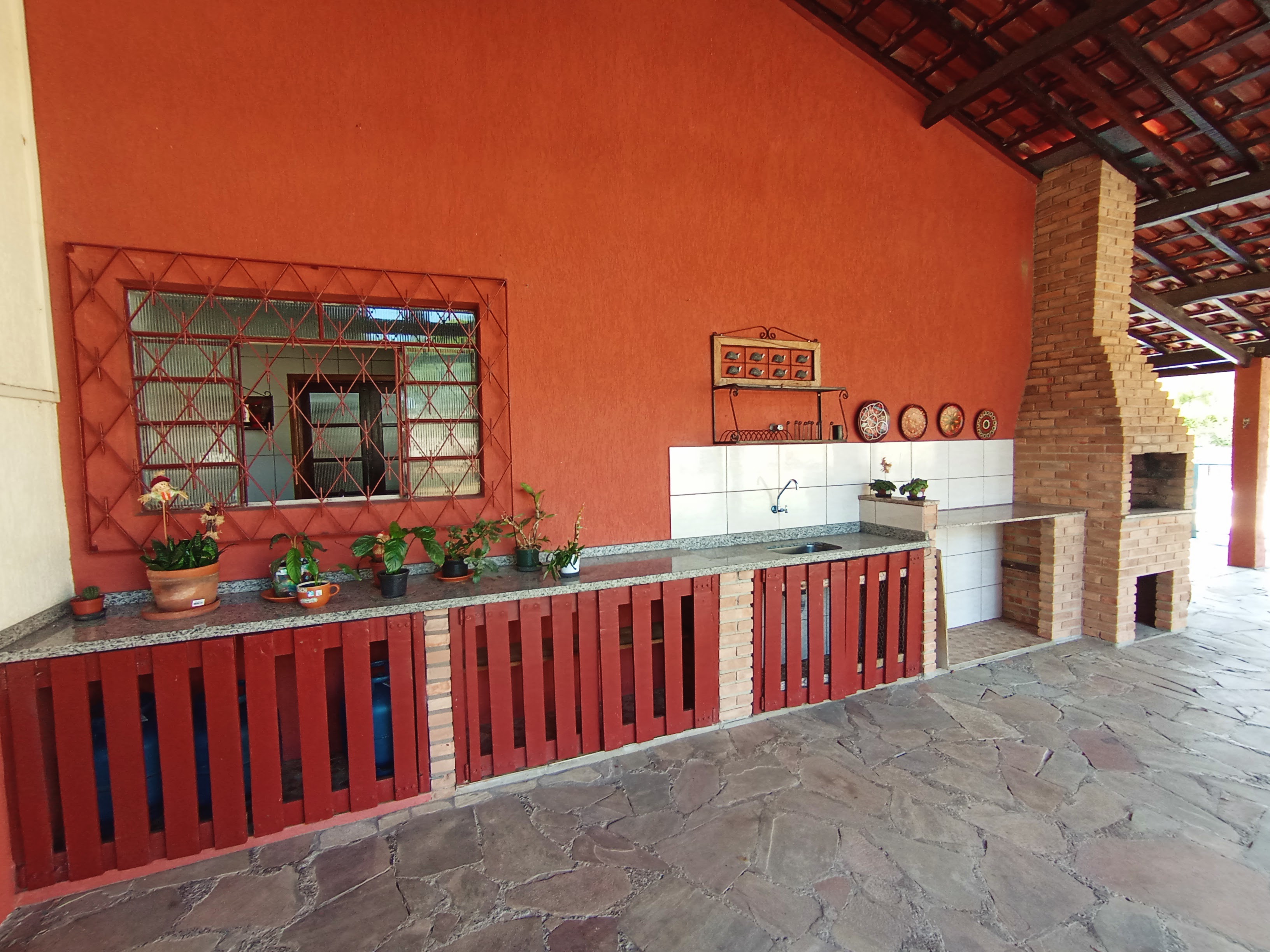 Chácara para venda e locação com 3 dormitórios no bairro Santana em Pindamonhangaba/SP.