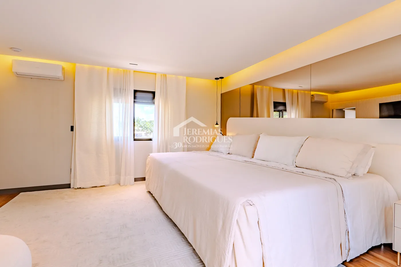 Casa à venda com 4 suítes no Condomínio Taubaté Village em Taubaté/SP.