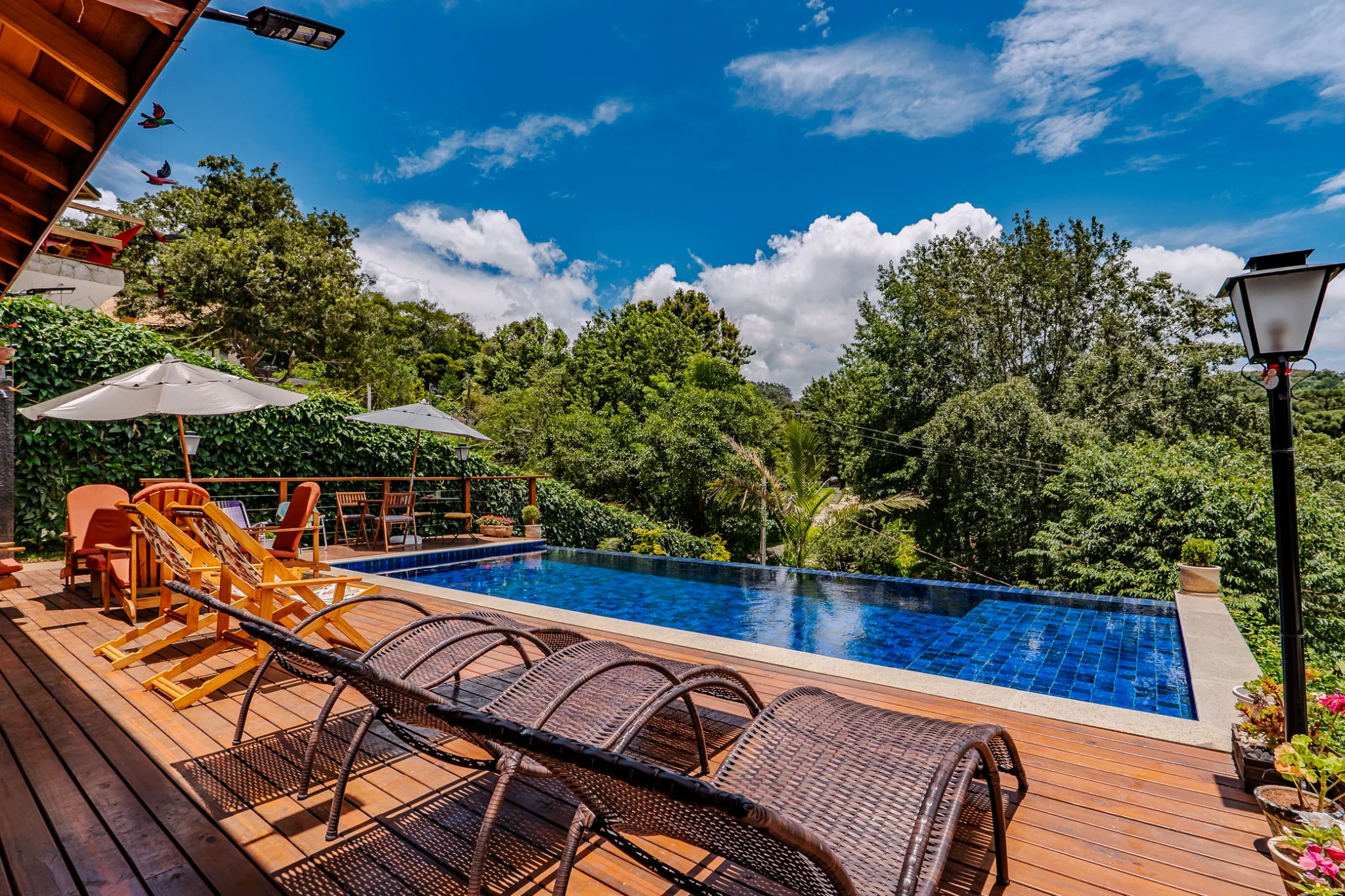 Casa à venda com 3 suítes no Condomínio Parque da Mantiqueira em Santo Antônio do Pinhal/SP. 