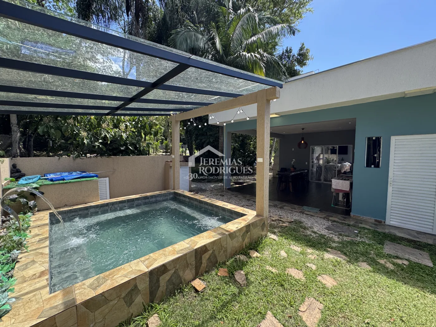 Casa à venda com 3 suítes no Condomínio Capitanias em Ubatuba/SP.