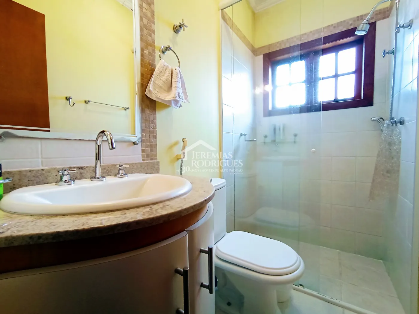 Casa à venda com 3 dormitórios no Condomínio Chácaras Cataguá em Taubaté/SP