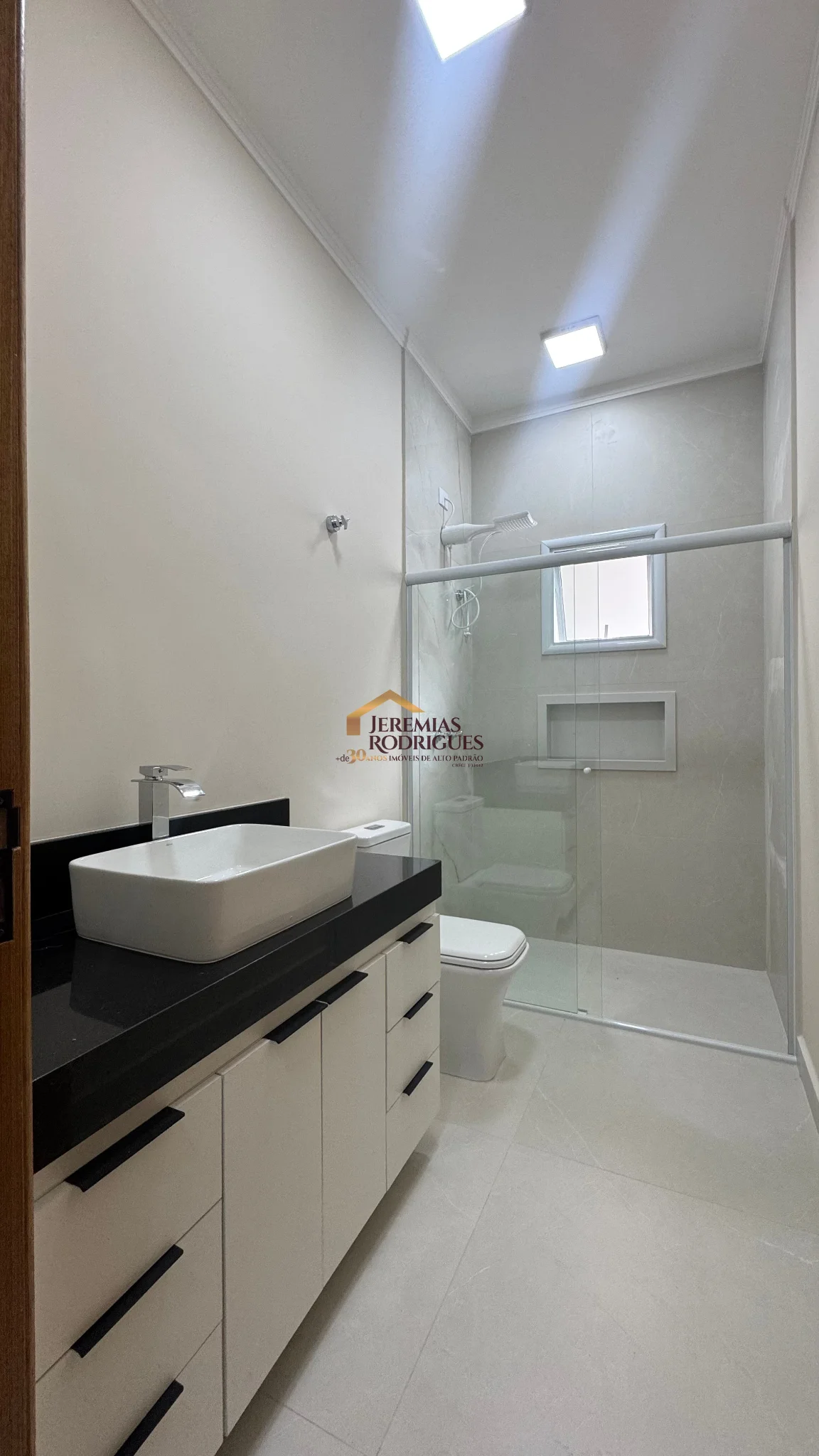 Casa à venda no Condomínio Residencial Laguna em Pindamonhangaba/SP.